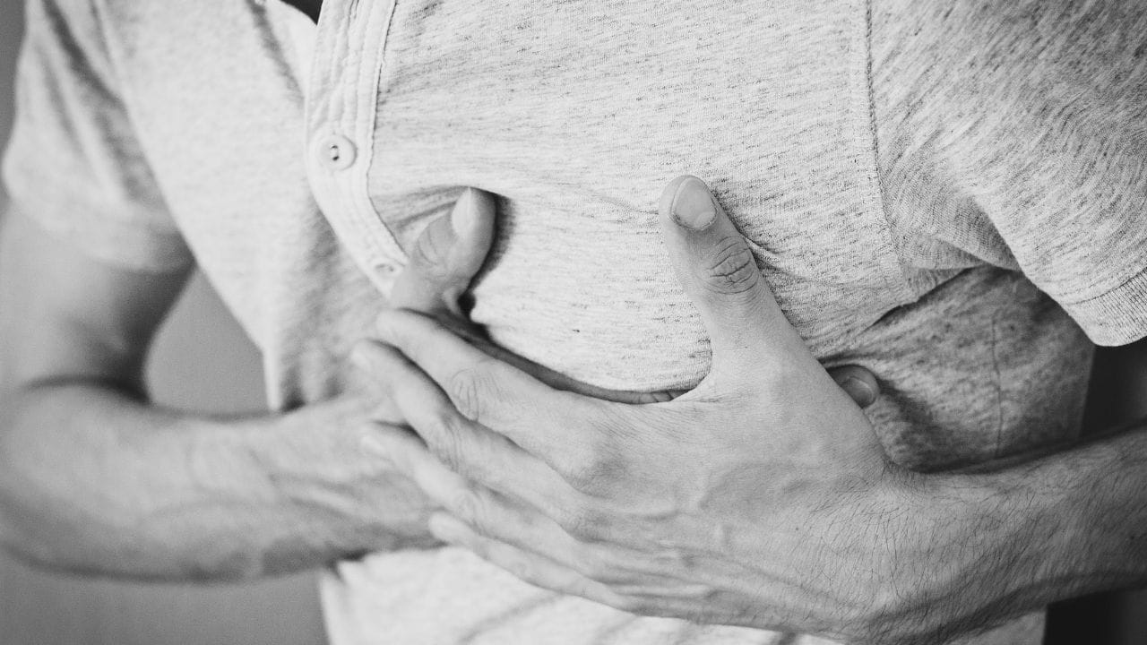 હૃદયની નબળી કાર્યક્ષમતા (Heart Failure) : હૃદય શરીરમાં યોગ્ય રીતે લોહી પંપ કરવામાં અસમર્થ બને ત્યારે શરીરના નીચેના ભાગોમાં પ્રવાહી એકઠું થવા લાગે છે. તેના કારણે પગ, પગની ઘૂંટી અને પંજામાં સોજો આવી શકે છે. કેટલાક લોકોને થાક, શ્વાસ લેવામાં તકલીફ અને અચાનક વજન વધવા જેવી સમસ્યાઓ પણ અનુભવાઈ શકે છે.