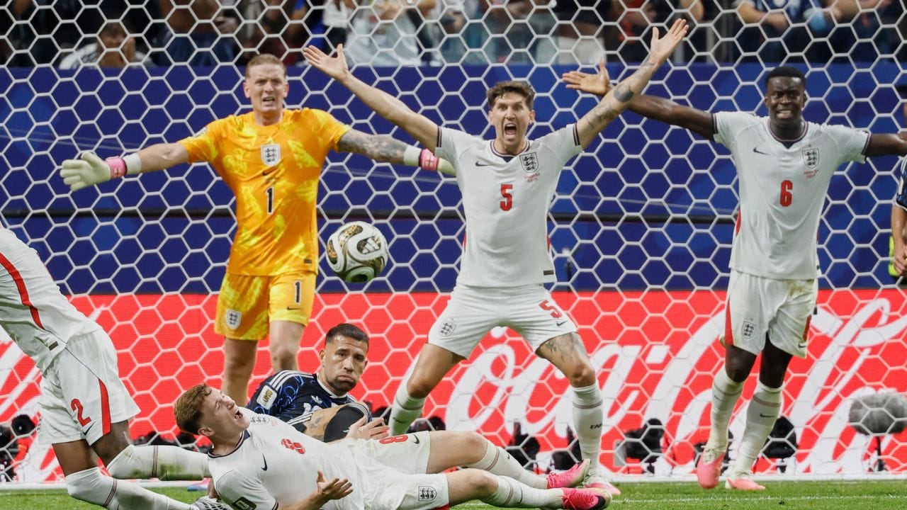 FIFAના નિયમો હેઠળ કાર્યવાહી શક્ય: આ ઘટના બાદ હવે FIFA અને ઇન્ટરનેશનલ ફૂટબોલ એસોસિએશન બોર્ડ (IFAB) આ મામલાની તપાસ કરી શકે છે. ફૂટબોલના આંતરરાષ્ટ્રીય નિયમો મુજબ સત્તાવાર મેચો અથવા ટૂર્નામેન્ટ દરમિયાન કોઈપણ પ્રકારના રાજકીય સંદેશ, ઝંડા અથવા વિવાદાસ્પદ બેનરનું પ્રદર્શન મંજૂર નથી. (Image Credit source: PTI)