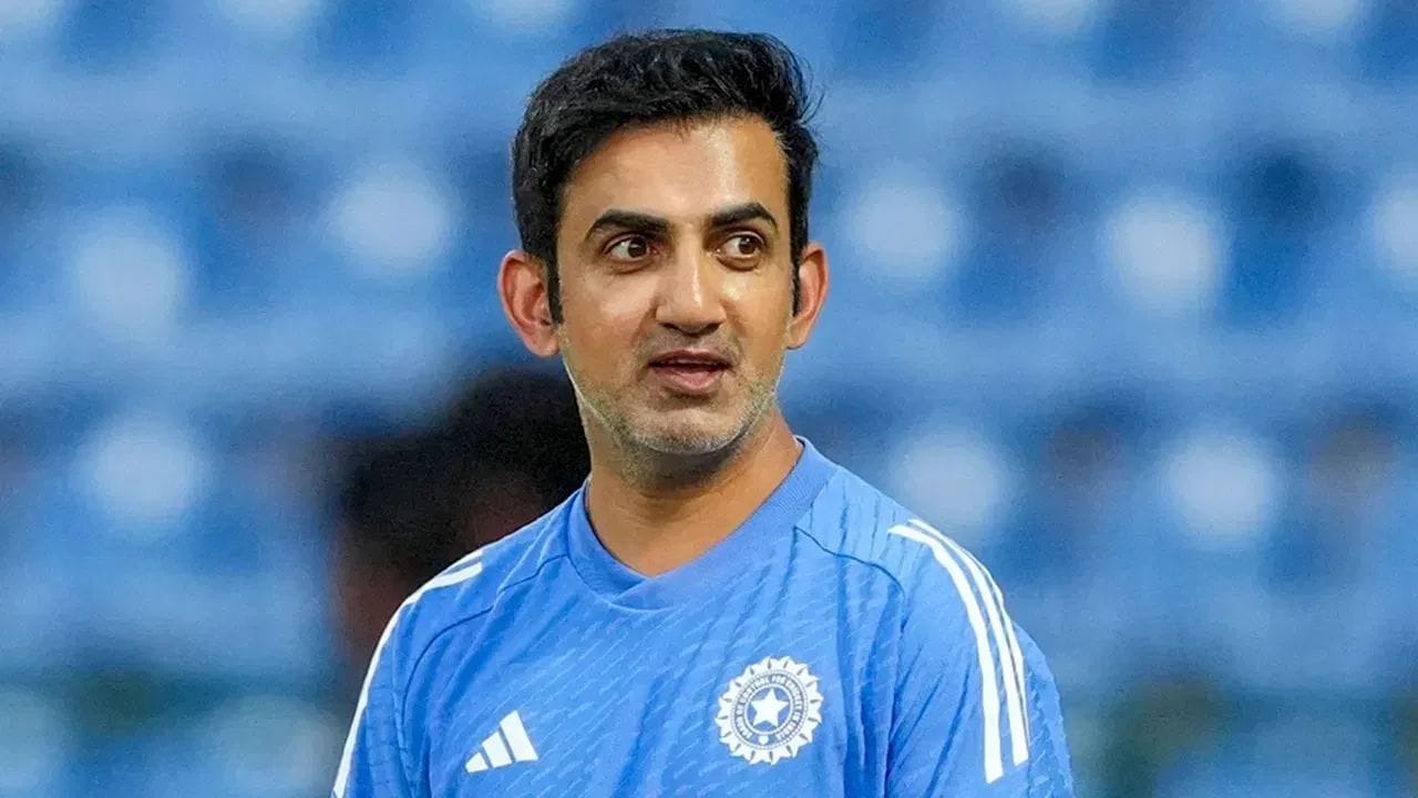 આ સાથે જ કોચ Gautam Gambhir પણ ભૂલો કરવામાં પાછળ ન રહ્યા. તેઓ વર્ષ 2028 T20 World Cup માટે નવી અને યુવા ટીમ બનાવવા માંગે છે. નવી ટીમ બનાવવી તે વાત સમજાય છે પણ એક તરફ 'સ્ટાફ' ખેલાડીઓ પર ભરોસો રાખવાની વાતો કરતો હતો અને બીજી તરફ અનુભવી સંજુ સેમસનને ટીમમાંથી બહાર કરી દીધો. Sanju Samson ની જગ્યાએ આવેલ 15 વર્ષના Vaibhav Suryavanshi 3 ઇનિંગ્સમાં માત્ર 42 રન જ બનાવી શક્યો, તો તેને પણ ટીમમાંથી કાઢી મૂક્યો. સેમસન પાસે તો અનુભવ છે પણ ખરાબ પ્રદર્શનના કારણે ટીમમાંથી બહાર થવાથી આ નાના વૈભવ પર કેટલું નકારાત્મક માનસિક દબાણ આવશે, તે વાત કોચ ભૂલી જ ગયા.