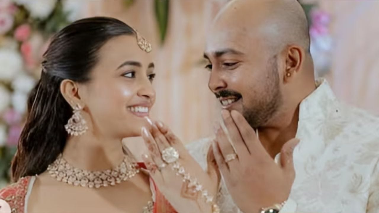 તાજેતરમાં આકૃતિ અગ્રવાલે તેના સત્તાવાર ઇન્સ્ટાગ્રામ એકાઉન્ટ પરથી પૃથ્વી શો સાથેના તમામ ફોટા હટાવી દીધા હોવાનું જોવા મળ્યું છે. એટલું જ નહીં, તેણે સગાઈ દરમિયાન શેર કરેલી તસવીરો પણ ડિલીટ કરી દીધી હોવાનું કહેવાય છે. સાથે જ, બંનેએ એકબીજાને ઇન્સ્ટાગ્રામ પર અનફોલો કર્યા હોવાના દાવાઓ પણ સોશિયલ મીડિયા પર વાયરલ થયા છે. આ ઘટનાઓ બાદ તેમના સંબંધોમાં તિરાડ પડી હોવાની અટકળોએ વધુ વેગ પકડ્યો છે.