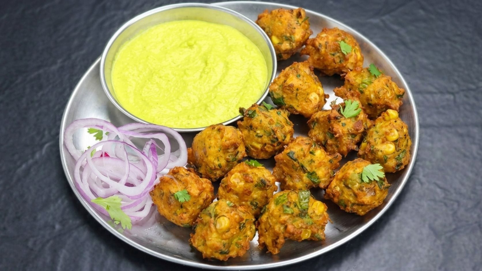 ભજીયા સોનેરી અને કરકરા થઈ જાય પછી તેને બહાર કાઢીને ટિશ્યૂ પેપર પર મૂકો. આમ કરવાથી વધારાનું તેલ શોષાઈ જશે અને ભજીયા વધુ કરકરા રહેશે. ત્યારબાદ તેને ગરમા-ગરમ સર્વ કરો.
