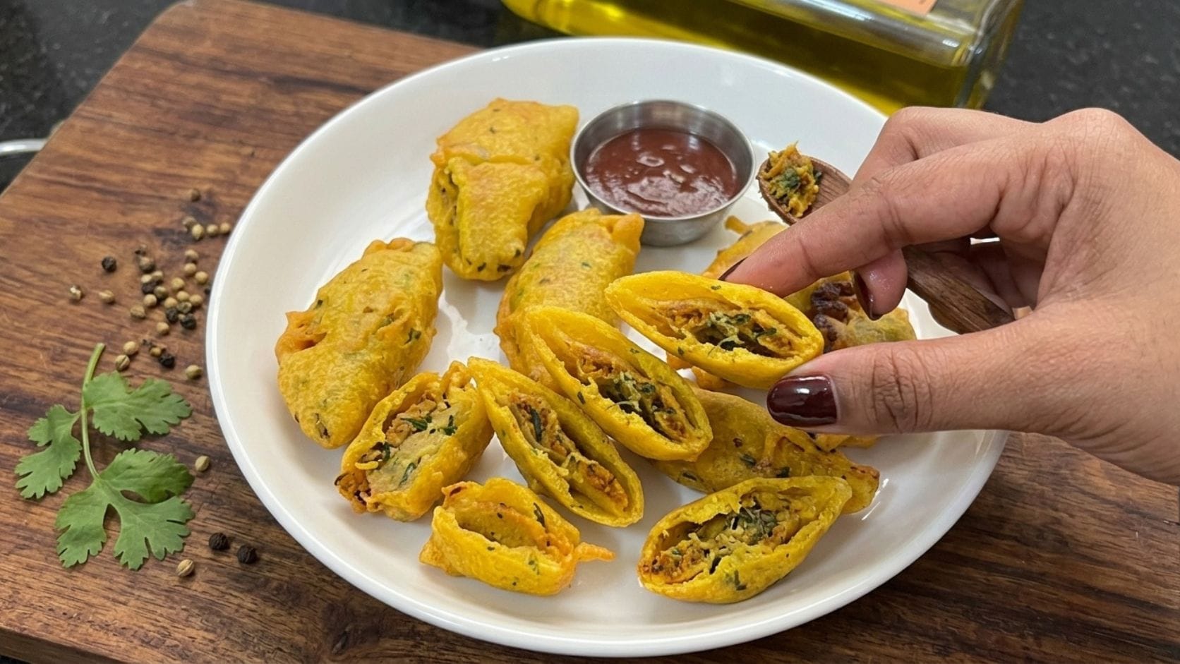 ભજીયાનું બેટર બનાવવાની રીત: એક કપ ચણાનો લોટ અને 2 મોટી ચમચી ચોખાનો લોટ લેવો. ચોખાનો લોટ ભજીયાને ક્રિસ્પી બનાવવામાં મદદ કરે છે. તેમાં ચપટી હિંગ, સ્વાદ પ્રમાણે મીઠું, ચોથાઈ ચમચી હળદર પાવડર અને 1/8 ચમચી (એક ચપટી) બેકિંગ સોડા ઉમેરવો. 2/3 કપ પાણી ધીમે ધીમે ઉમેરતા જઈને એકદમ પાતળું બેટર તૈયાર કરવું. દાબડા ભજીયા માટે પાતળું બેટર જ બનાવવામાં આવે છે, જેથી બેટર કરતાં મસાલાનો સ્વાદ વધુ આવે. છેલ્લે, ભજીયાના બેટરમાં 1 મોટી ચમચી ગરમ તેલ ઉમેરીને બરાબર મિક્સ કરી લેવું.