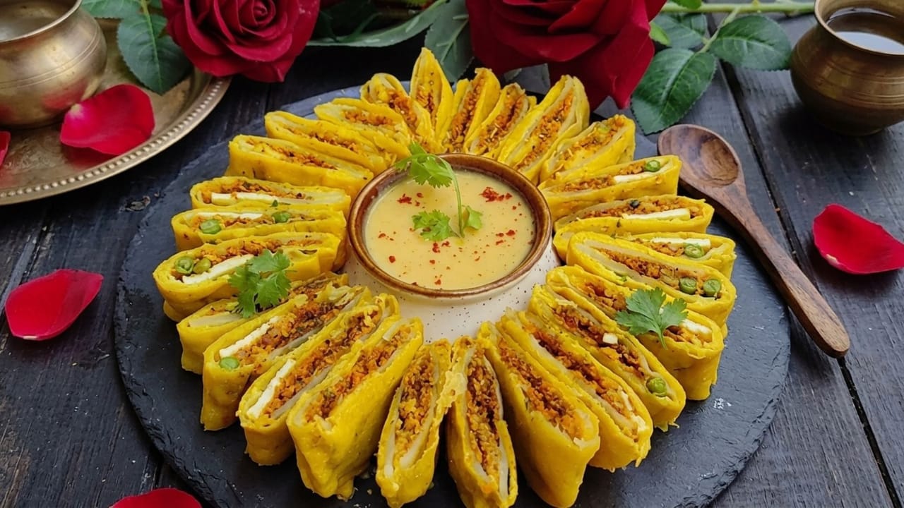 ગુજરાતના ખંભાત શહેરની ગલીઓમાં મળતા દાબડા ભજીયા સ્વાદરસિકોમાં ખૂબ જ લોકપ્રિય છે. આ ભજીયા ફક્ત તેના સ્વાદ માટે જ નહીં, પરંતુ તેની અનોખી બનાવટ માટે પણ પ્રખ્યાત છે. બટાકાની બે પાતળી સ્લાઈસ વચ્ચે ભરપૂર અને ચટાકેદાર મસાલો ભરીને તૈયાર થતા આ ભજીયા, ખાસ ખાટી-મીઠી કઢી સાથે પીરસાય છે. વરસાદની ઋતુમાં આ ગરમાગરમ દાબડા ભજીયા અને કઢીનો સ્વાદ માણવો એ એક અવિસ્મરણીય અનુભવ છે. અહીં તેની સંપૂર્ણ બનાવટની વિગતવાર રેસીપી આપેલી છે.