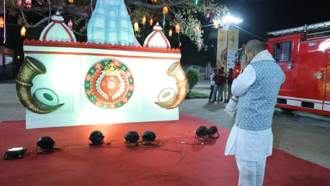 જોકે, તેમના પર આશરે 53 લાખનું દેવું પણ છે. તેમની પાસે 12 લાખની ખેતીલાયક જમીન અને 20.5 લાખની બિન-ખેતીલાયક જમીન છે.