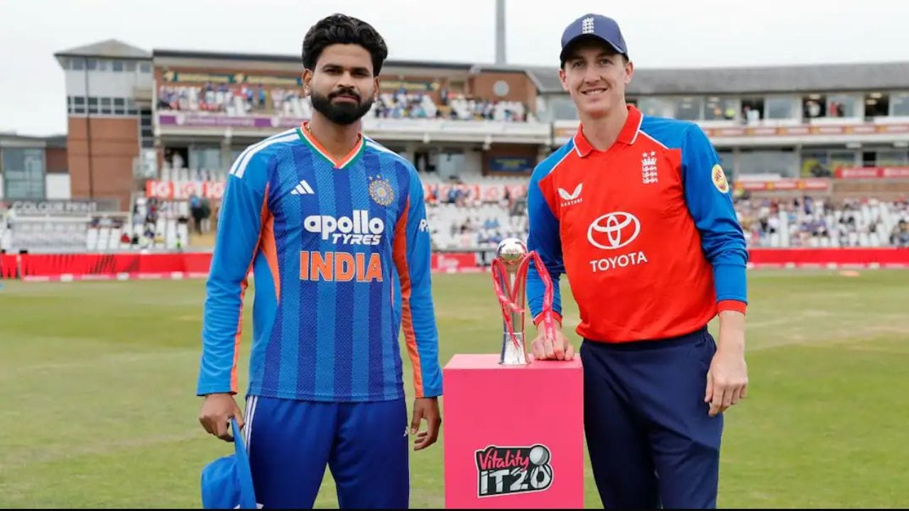ENG vs IND, 2nd T20I: ભારત અને ઇંગ્લેન્ડ વચ્ચેની પહેલી T20I મેચ વરસાદના કારણે રદ થઈ ગઈ હતી. ટીમ ઇન્ડિયાને આયર્લેન્ડ સામેની બે મેચની શ્રેણીમાં હારનો સામનો કરવો પડ્યો હતો, અને ઇંગ્લેન્ડ સામેની પહેલી મેચ ધોવાઈ ગઈ હતી. હવે, ભારતીય ટીમ બીજી T20I જીતીને ફરીથી ગતિ મેળવવાની આશા રાખે છે. જોકે, વરસાદ બીજી T20Iમાં પણ વિલન બની શકે છે. ઓલ્ડ ટ્રેફોર્ડ ખાતે યોજાનારી મેચમાં આજે હવામાન કેવું રહેશે જાણીએ. ( Image Credit: Instagram/indiancricketteam)