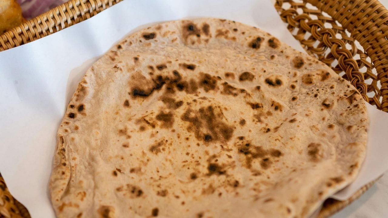 ખાસ કરીને બાળકોના ટિફિન, ઓફિસ લંચ અથવા મુસાફરી દરમિયાન આ ઉપાયો ખૂબ જ ઉપયોગી સાબિત થઈ શકે છે. આ નાની-નાની આદતો તમારી રસોઈને વધુ સ્વાદિષ્ટ અને સરળ બનાવી શકે છે. (All Image Credit Source: Social Media)