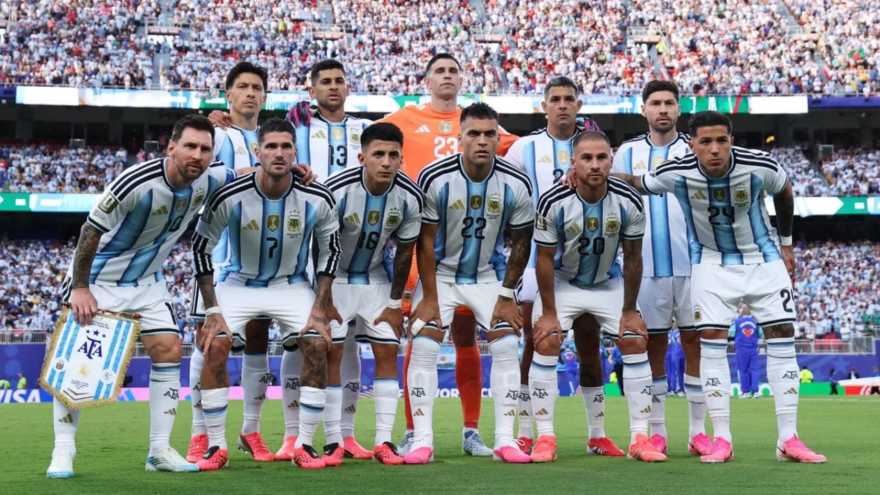 આર્જેન્ટિના અને સ્પેન વચ્ચે 2026 FIFA વર્લ્ડ કપ ફાઇનલ મેચ પર સૌ કોઈ ધ્યાન આપશે. ટીમના પ્રદર્શન અને એક પણ મેચ હાર્યા ન હોય તેવા ખેલાડીની હાજરીને કારણે આર્જેન્ટિનાને ફરી એકવાર ટાઇટલનું દાવેદાર માનવામાં આવે છે.