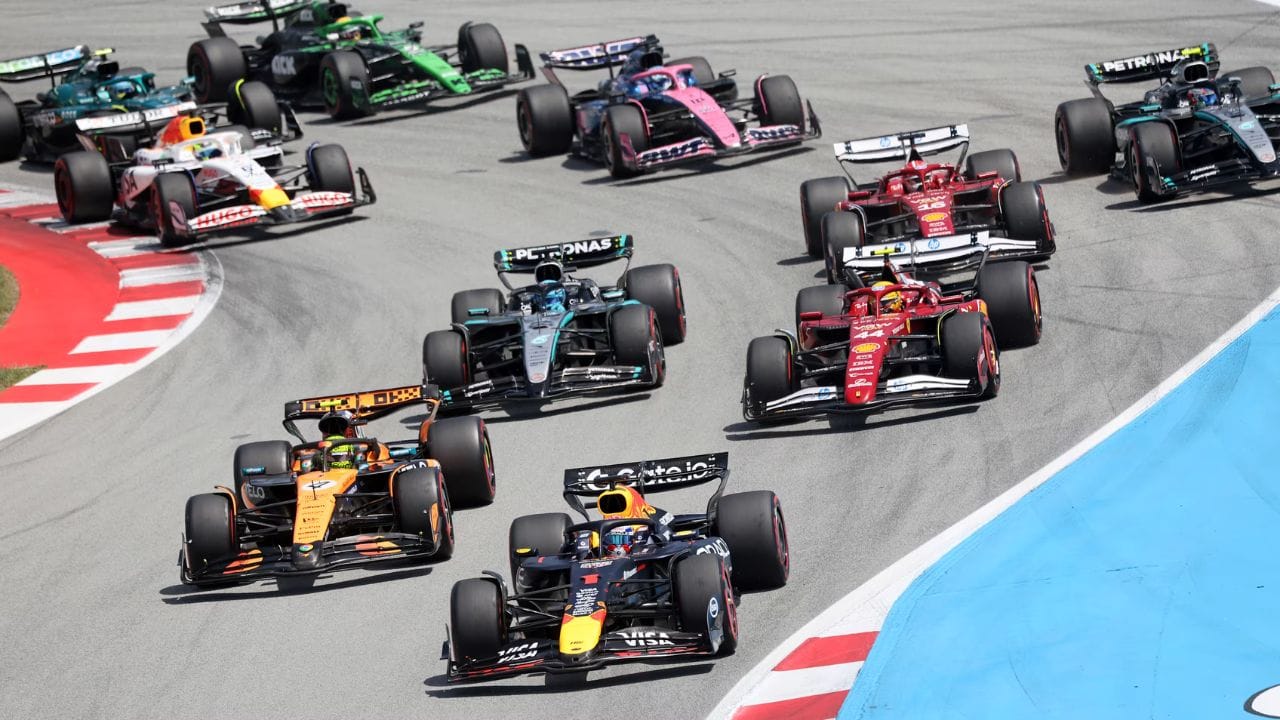 જાણો શું છે આ F1 રેસિંગ? ફોર્મ્યુલા વન (F1) એ દુનિયાની સૌથી પ્રતિષ્ઠિત અને સૌથી હાઇ-સ્પીડ કાર રેસિંગ ચેમ્પિયનશિપ છે. આ રેસિંગનું સંચાલન અને નિયંત્રણ આંતરરાષ્ટ્રીય મોટરસ્પોર્ટસ સંસ્થા FIA (Federation Internationale de l'Automobile) દ્વારા કરવામાં આવે છે. આ રોમાંચક રેસમાં વિશ્વની ટોચની દિગ્ગજ ટીમો અને ડ્રાઇવરો ભાગ લે છે, જેમાં ફેરારી, મર્સિડીઝ, રેડ બુલ અને મેકલેરેન જેવી બ્રાન્ડ્સ સામેલ છે.