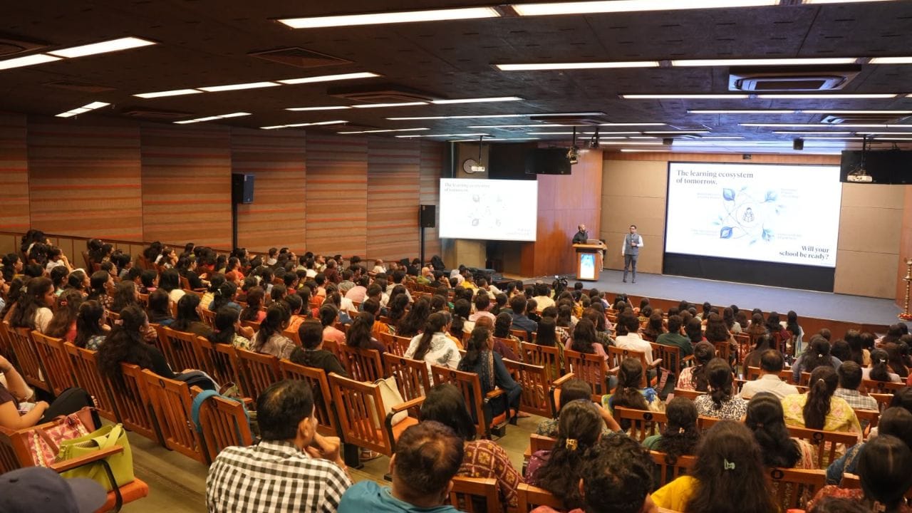 કાર્યક્રમમાં ChatGPT, Claude, Canva AI, Gamma અને NotebookLM સહિતના આધુનિક AI પ્લેટફોર્મ અંગે હેન્ડ્સ-ઓન તાલીમ પણ આપવામાં આવી હતી. આ તાલીમ દરમિયાન શિક્ષકોને AIની મદદથી પાઠ આયોજન, પ્રેઝન્ટેશન તૈયાર કરવું, વર્કશીટ બનાવવી, મૂલ્યાંકન કરવું, વિદ્યાર્થીઓને વ્યક્તિગત પ્રતિસાદ આપવો તેમજ અન્ય શૈક્ષણિક સામગ્રી તૈયાર કરવાની પ્રાયોગિક માહિતી આપવામાં આવી.