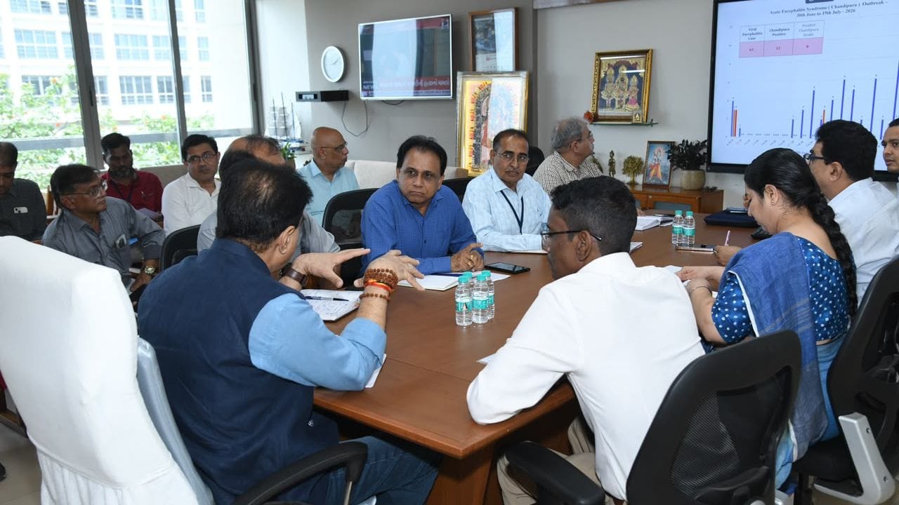 આ સઘન પ્રયાસોના ભાગરૂપે, તાજેતરમાં ચાંદીપુરા વાયરસથી સંક્રમિત થયેલા બે બાળકોને સફળ સારવાર બાદ હોસ્પિટલમાંથી રજા આપવામાં આવી છે. આ એક હકારાત્મક સંકેત છે અને આરોગ્ય વિભાગના પ્રયાસોની સફળતા દર્શાવે છે. સરકારનો ઉદ્દેશ્ય આરોગ્ય સેવા પ્રતિસાદને મજબૂત બનાવવાનો અને સતત દેખરેખ તથા ઝડપી કાર્યવાહી દ્વારા વાયરસના કોઈપણ વધુ ફેલાવાને રોકવાનો છે. આ માટે, અધિકારીઓને સતત મોનિટરિંગ કરવા અને જાહેર આરોગ્ય સુરક્ષા સુનિશ્ચિત કરવા સૂચનાઓ અપાઈ છે.