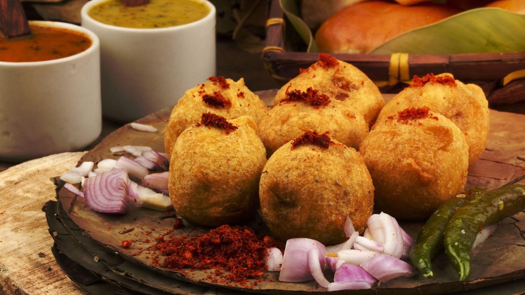 મસાલો અને બેટર બનાવવાની પ્રક્રિયા : આ ભજીયાનો મુખ્ય સ્વાદ એક ખાસ અધકચરા મસાલામાંથી આવે છે, જેમાં બે મોટી ચમચી સૂકા લીલા ધાણા, એક મોટી ચમચી મરીના દાણા અને એક મોટી ચમચી અજમો હોય છે. આ બધાને ખાણીમાં અધકચરા વાટી લેવામાં આવે છે. અજમો ભજીયાને પચવામાં હલકા રાખવામાં મદદ કરે છે.
