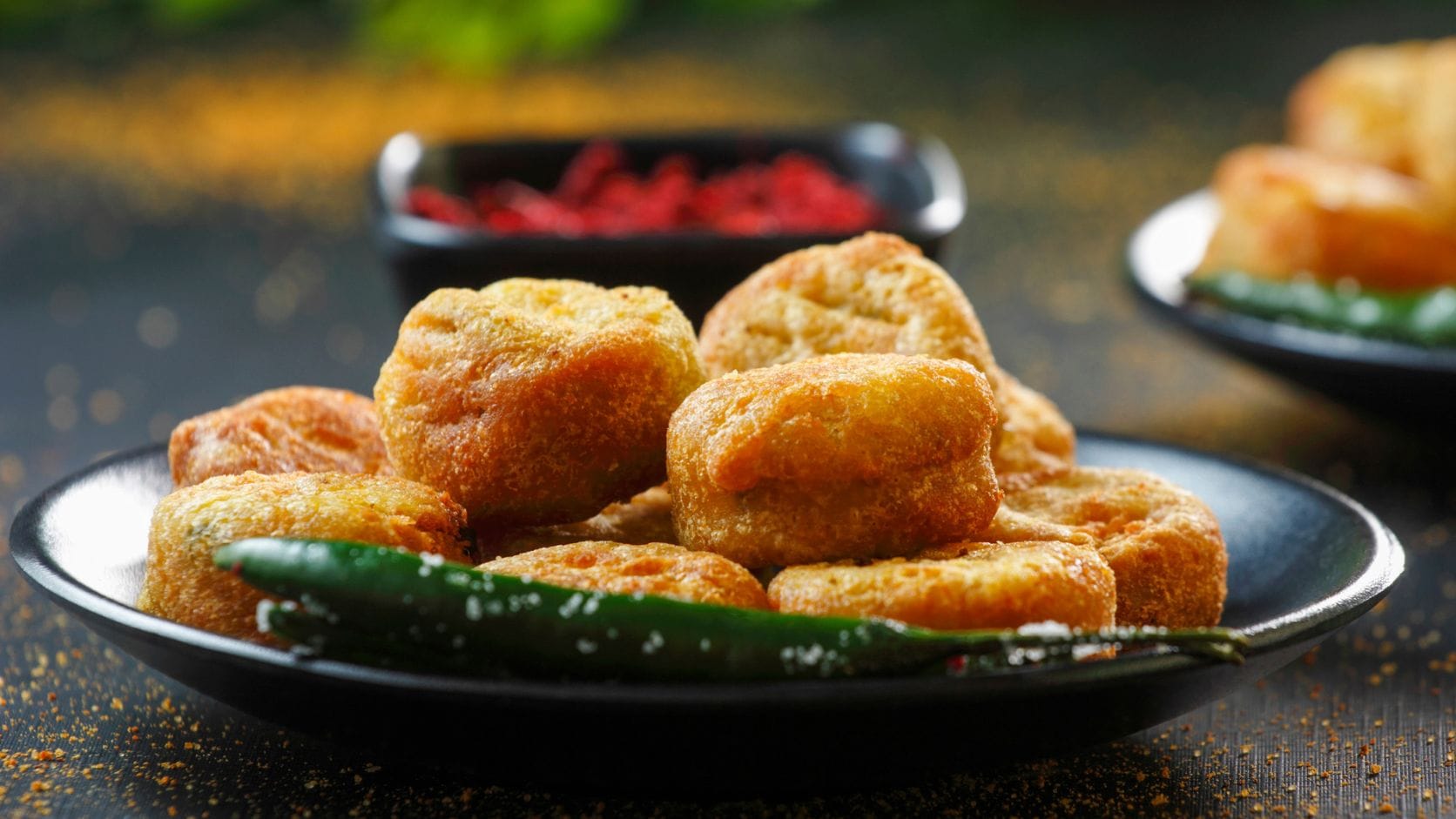 તળવાની રીત : તેલને મધ્યમ આંચ પર ગરમ કરો. હાથની આંગળી અને અંગૂઠાનો ઉપયોગ કરીને બેટરમાંથી નાના ગોટા પાડીને ગરમ તેલમાં ધીમે ધીમે ઉમેરો. ભજીયા થોડા ઉપર આવે ત્યાં સુધી તેમને પલટાવશો નહીં. પછી બંને બાજુથી ગોલ્ડન બ્રાઉન અને ક્રિસ્પી થાય ત્યાં સુધી તળી લો. યાદ રાખો, શરૂઆતમાં આંચ મધ્યમથી વધુ રાખો જેથી ભજીયા બરાબર ફૂલે, અને પછી ધીમી કરીને અંદરથી પણ સારી રીતે ચઢી જાય.