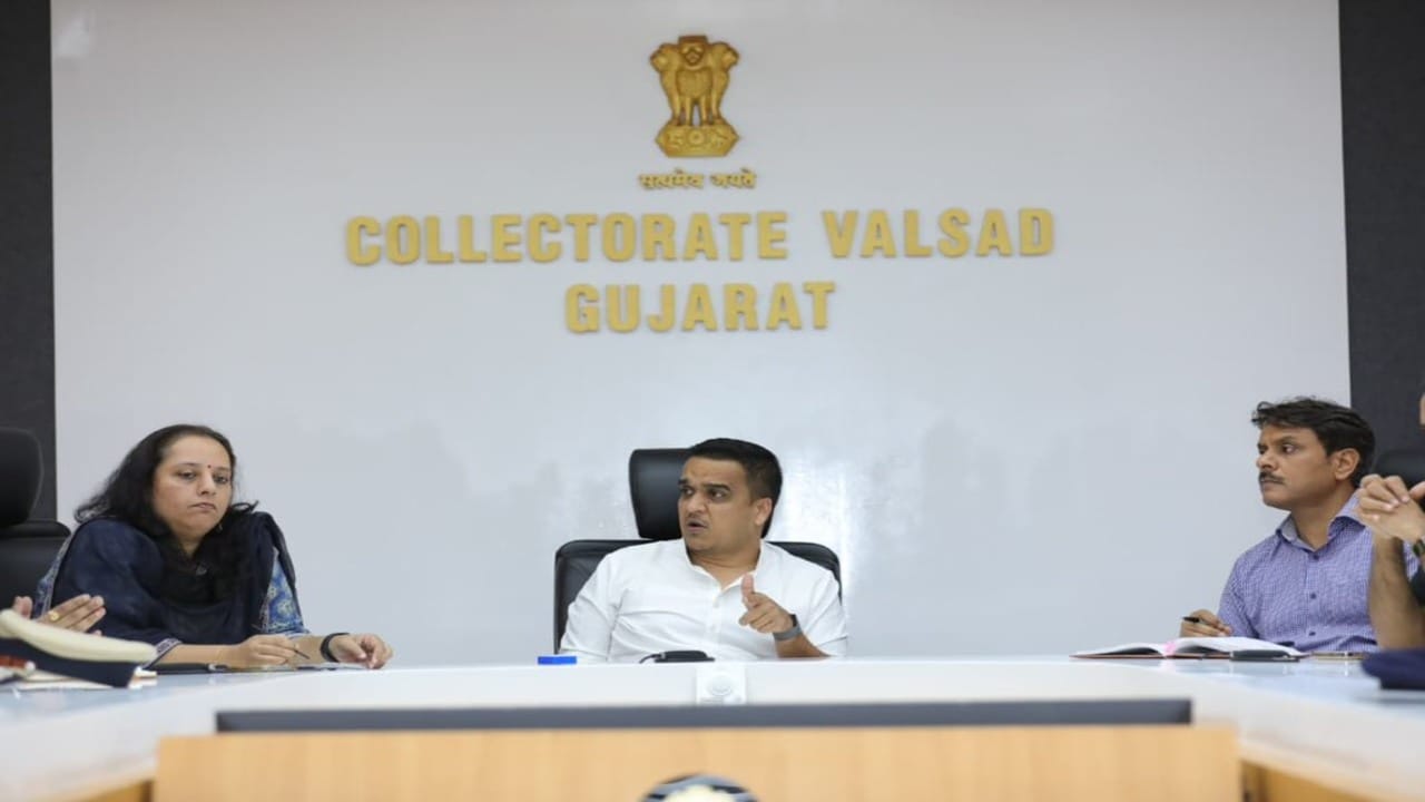 વલસાડમાં પૂરની સ્થિતિની ડેપ્યુટી સીએમ હર્ષ સંઘવીએ કરી સમીક્ષા, અસરગ્રસ્તોને તાત્કાલિક સહાય આપવા તંત્રને સૂચના વલસાડમાં પૂરની સ્થિતિની ડેપ્યુટી સીએમ હર્ષ સંઘવીએ કરી સમીક્ષા, અસરગ્રસ્તોને તાત્કાલિક સહાય આપવા તંત્રને સૂચના