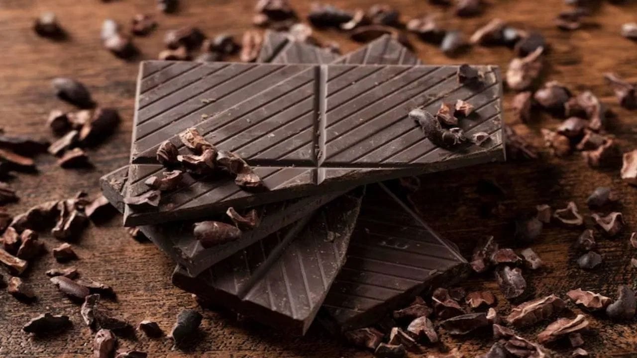 ડાર્ક ચોકલેટમાં ફ્લેવોનોઇડ્સ નામનું એક શક્તિશાળી એન્ટી-ઓક્સિડન્ટ મળી આવે છે. તે બ્લડ વેસલ્સ (રક્તવાહિનીઓ) ને આરામ પહોંચાડે છે, જેનાથી બ્લડ પ્રેશર નિયંત્રણમાં રહે છે અને શરીરમાં બ્લડ સર્ક્યુલેશન (રક્ત પરિભ્રમણ) સુધરે છે. રોજ 1-2 પીસ ખાવાથી હૃદય રોગ અને સ્ટ્રોકનું જોખમ ઘણું ઓછું થઈ જાય છે.