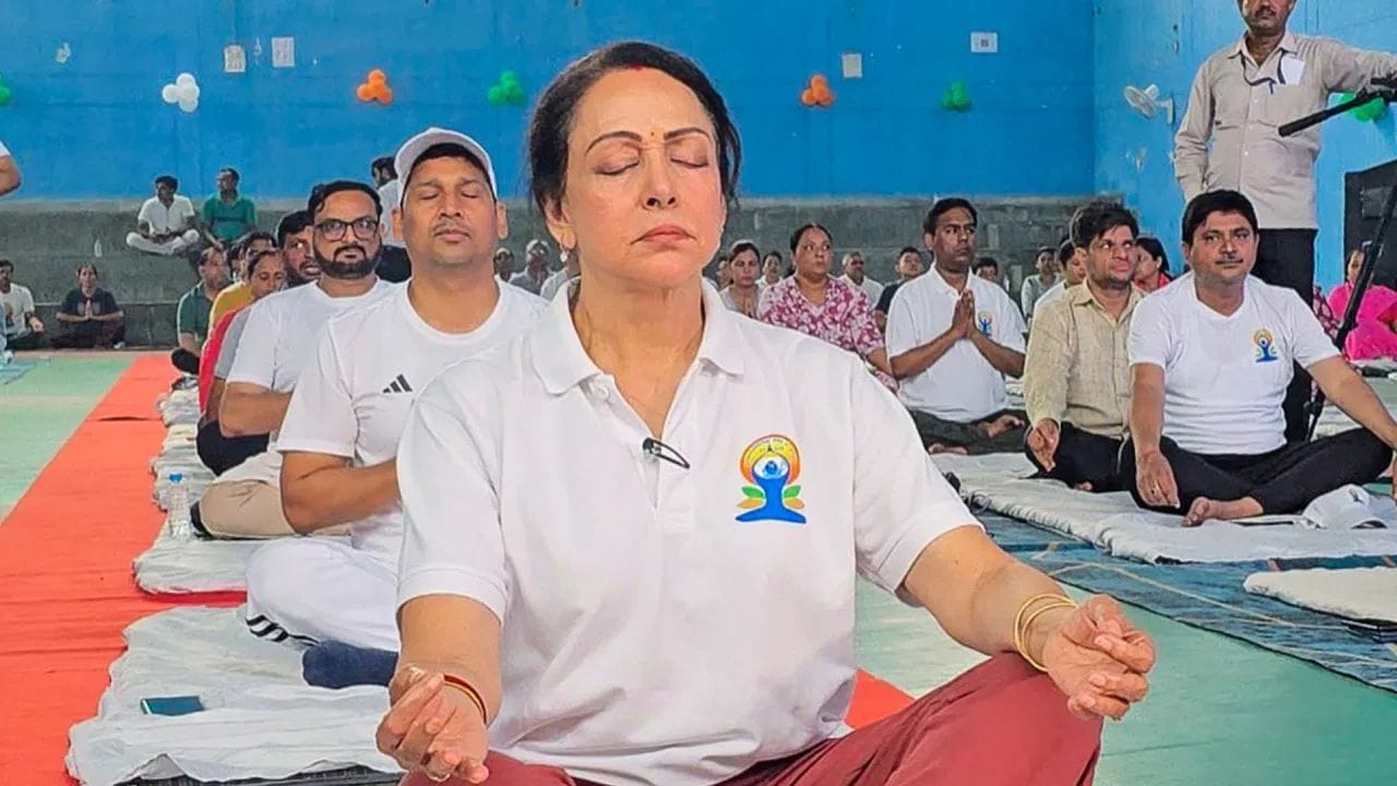 પછી એક ઇન્ટરવ્યૂમાં હેમા માલિનીએ પોતાની ફિટનેસ અંગે ખુલાસો કરતાં કહ્યું કે, "આમાં કોઈ ખાસ રહસ્ય નથી. ભગવાને જે શરીર આપ્યું છે, તેની યોગ્ય રીતે સંભાળ રાખવી જરૂરી છે. ઘણા લોકો પોતાના શરીરનું ધ્યાન રાખતા નથી, જ્યારે હું નિયમિત રીતે કસરત અને યોગ કરું છું. આ માટે સમય કાઢવો જ પડે. જો સવારે 6 વાગ્યે શૂટિંગ હોય તો પણ હું યોગ છોડતી નથી. જરૂર પડે તો સવારે 4 વાગ્યે ઉઠીને પણ યોગ અને કસરત કરું છું. સ્વાસ્થ્ય જાળવવા માટે શિસ્ત અને ધીરજ ખૂબ જરૂરી છે."
