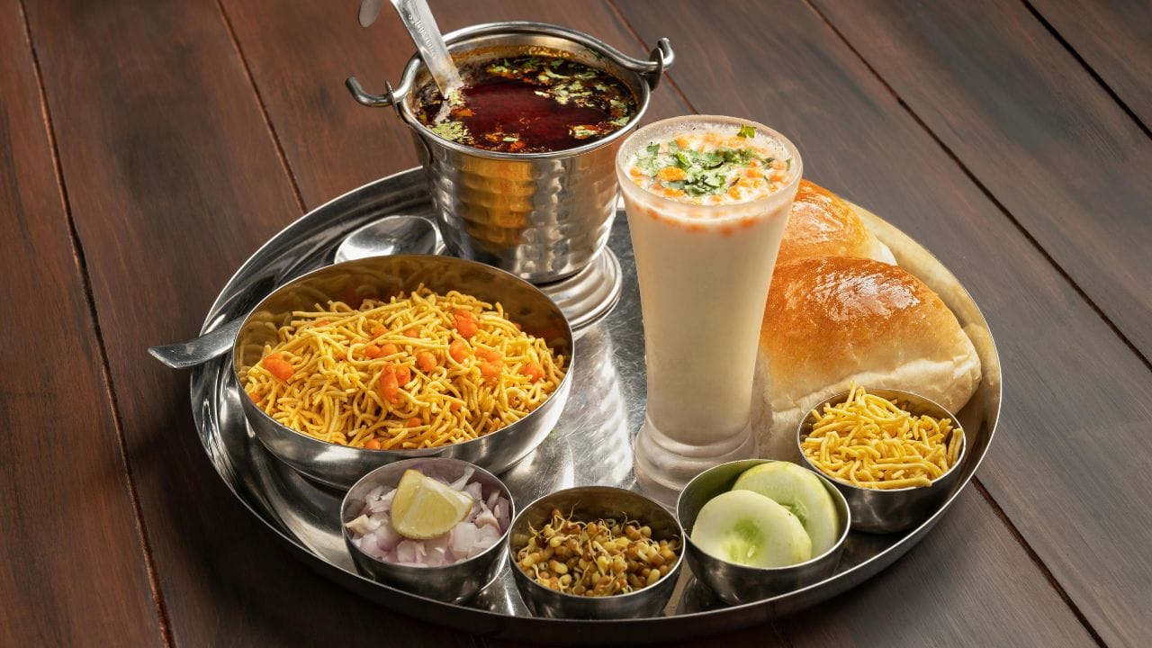 વધારે તેલવાળો ખોરાક લાંબા ગાળે સ્વાસ્થ્ય માટે અનુકૂળ માનવામાં આવતો નથી. તેથી રસોઈ બનાવતી વખતે સંતુલિત તેલનો ઉપયોગ કરવો અને જરૂર પડે ત્યારે ઉપર જણાવેલા ઉપાયો અપનાવવાથી વાનગીનો સ્વાદ પણ જળવાઈ રહે છે અને આરોગ્ય પર પણ સકારાત્મક અસર પડે છે. (All Image Credit Source: Social Media)