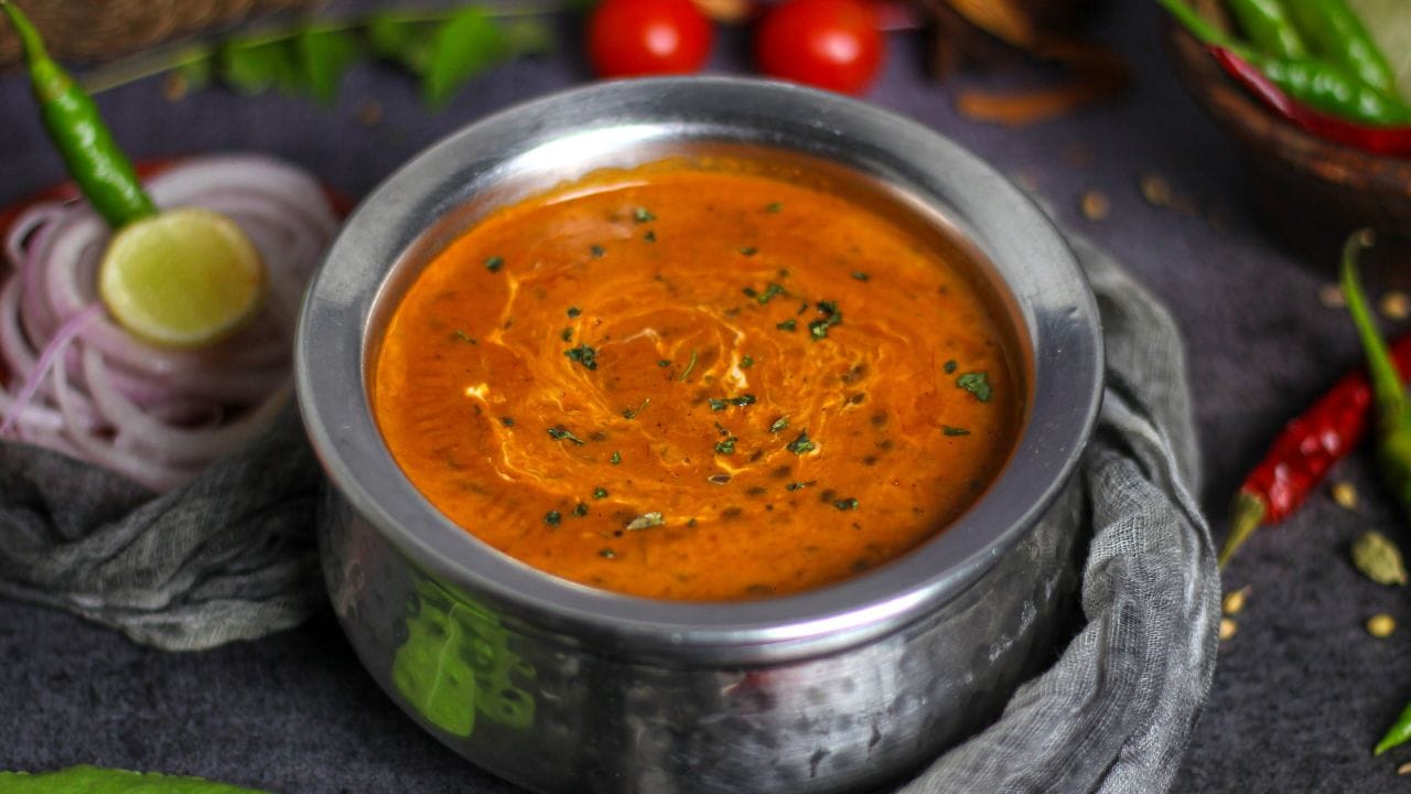 જો શાકમાં તેલ ઉપર તરતું જોવા મળે તો સૌથી સરળ ઉપાય એ છે કે તેને થોડા સમય માટે ઠંડું થવા દો. શાકનું તાપમાન ઘટતાં તેલ ઉપરની સપાટી પર સ્પષ્ટ રીતે અલગ દેખાવા લાગે છે. ત્યારબાદ ચમચીની મદદથી ઉપર તરતું વધારાનું તેલ સરળતાથી કાઢી શકાય છે. આ રીત ખાસ કરીને ગ્રેવીવાળા શાકમાં વધુ અસરકારક સાબિત થાય છે.