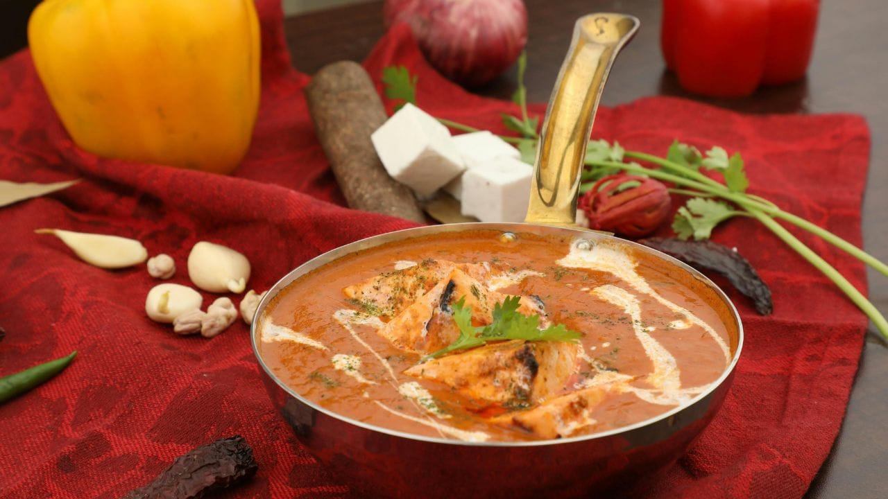 રસોઈ દરમિયાન આવી સ્થિતિ ફરી ન સર્જાય તે માટે શરૂઆતથી જ તેલનું માપ રાખવું જરૂરી છે. માપવાળા ચમચાનો ઉપયોગ કરવાથી તેલનું પ્રમાણ નિયંત્રિત રહે છે. ઉપરાંત નોન-સ્ટિક વાસણમાં ઓછી માત્રામાં તેલનો ઉપયોગ કરીને પણ સ્વાદિષ્ટ અને આરોગ્યપ્રદ શાક બનાવી શકાય છે.