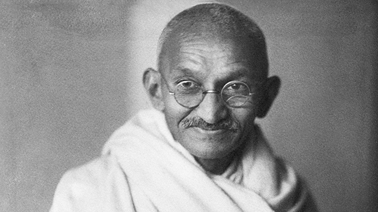રાષ્ટ્રપિતા મહાત્મા ગાંધીએ પોતાના જીવનકાળમાં 17 વખત ઉપવાસ કર્યા, જેમાં સૌથી પ્રમુખ વર્ષ 1933 માં અસ્પૃશ્યતા નિવારણ અને અછૂતોદ્ધાર આંદોલનના સમર્થનમાં કરવામાં આવેલા 21 દિવસના આત્મશુદ્ધિ ઉપવાસ હતા. ગાંધીજી માટે ભૂખ હડતાલ માત્ર એક રાજકીય દબાણનું સાધન નહોતી પરંતુ આ આત્મ-નિરીક્ષણ, સામાજિક કુરિવાજો સામે અંતરાત્માનો અવાજ અને અહિંસાનું સર્વોચ્ચ સ્વરૂપ હતું. ગાંધીજીના ઉપવાસોએ સમાજમાં ફેલાયેલા જ્ઞાતિ-જાતિના ભેદભાવોને તોડવાનું કામ કર્યું અને આઝાદીની લડાઈ માટે બધા લોકોને એક કર્યા. તેમની આ નૈતિક માંગણીઓને સમાજના લોકોએ અને કોંગ્રેસે પણ સ્વીકારી લીધી હતી.
