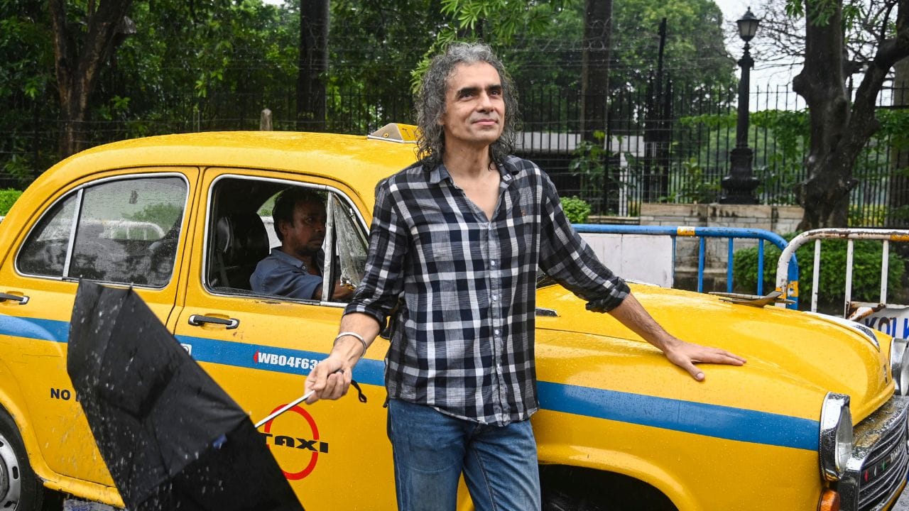 ઇમ્તિયાઝ અલી દિગ્દર્શક આરિફ અલીના મોટા ભાઈ છે, જેમણે લેકર હમ દીવાના દિલ (2014) થી દિગ્દર્શક તરીકેની શરૂઆત કરી હતી.