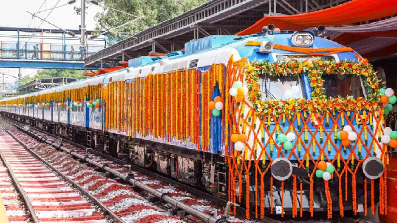 જો ખર્ચની વાત કરીએ તો, એક હાઇડ્રોજન ટ્રેન તૈયાર કરવામાં અંદાજે ₹80 કરોડનો ખર્ચ થયો છે. જ્યારે હાઇડ્રોજન સંબંધિત ઇન્ફ્રાસ્ટ્રક્ચર, જેમ કે ફ્યુઅલિંગ અને અન્ય સુવિધાઓના વિકાસ માટે આશરે ₹70 કરોડનો ખર્ચ કરવામાં આવ્યો છે. આ રીતે એક પ્રોજેક્ટ પાછળ કુલ લગભગ ₹150 કરોડનું રોકાણ કરવામાં આવ્યું છે. દેશની પ્રથમ હાઇડ્રોજન ટ્રેન માત્ર ટેક્નોલોજીમાં જ નહીં, પરંતુ સ્વચ્છ ઊર્જા, પર્યાવરણ સંરક્ષણ અને આત્મનિર્ભર ભારતના વિઝનને સાકાર કરવામાં પણ મહત્વપૂર્ણ માઇલસ્ટોન સાબિત થઈ શકે છે.