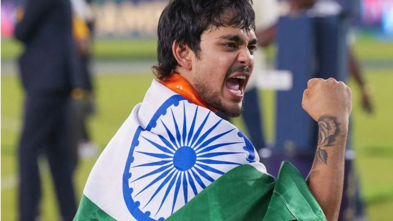 ICC T20 રેન્કિંગમાં ઈશાન કિશને એક નોંધપાત્ર સિદ્ધિ હાંસલ કરી છે. તે T20 રેન્કિંગમાં 900 થી વધુ રેટિંગ પોઈન્ટ હાંસલ કરનાર પ્રથમ ભારતીય વિકેટકીપર છે.