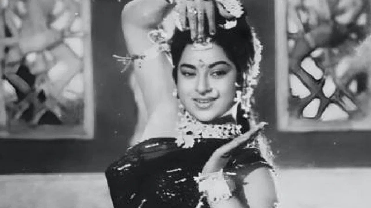 વર્ષ 1975 હિન્દી સિનેમા માટે ઐતિહાસિક માનવામાં આવે છે. આ વર્ષે 'શોલે' અને 'દીવાર' જેવી સુપરહિટ ફિલ્મો રિલીઝ થઈ હતી. તે જ વર્ષમાં આવેલી ધાર્મિક ફિલ્મ *'જય સંતોષી મા'*એ પણ બોક્સ ઓફિસ પર અદભૂત સફળતા મેળવી હતી. ખૂબ જ મર્યાદિત બજેટમાં બનેલી આ ફિલ્મે તે સમયના અંદાજે 5 કરોડ રૂપિયાથી વધુનો બિઝનેસ કરીને સૌને ચોંકાવી દીધા હતા.
