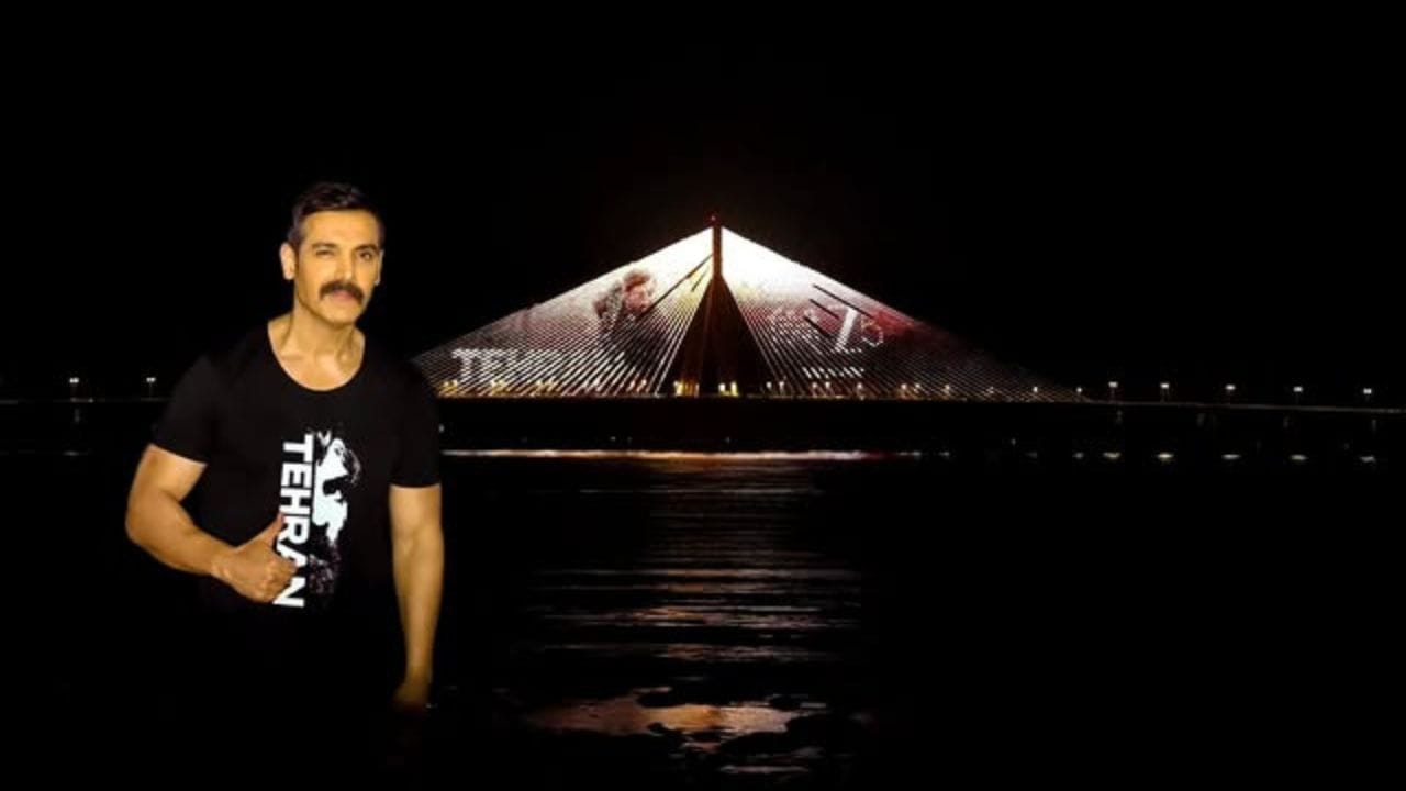અભિનેતાનું ઘર મુંબઈના પોશ બાંદ્રા પશ્ચિમ વિસ્તારમાં પણ આવેલું છે, જે ડુપ્લેક્સ પેન્ટહાઉસ છે જે"વિલા ઇન ધ સ્કાય" તરીકે ઓળખાય છે.