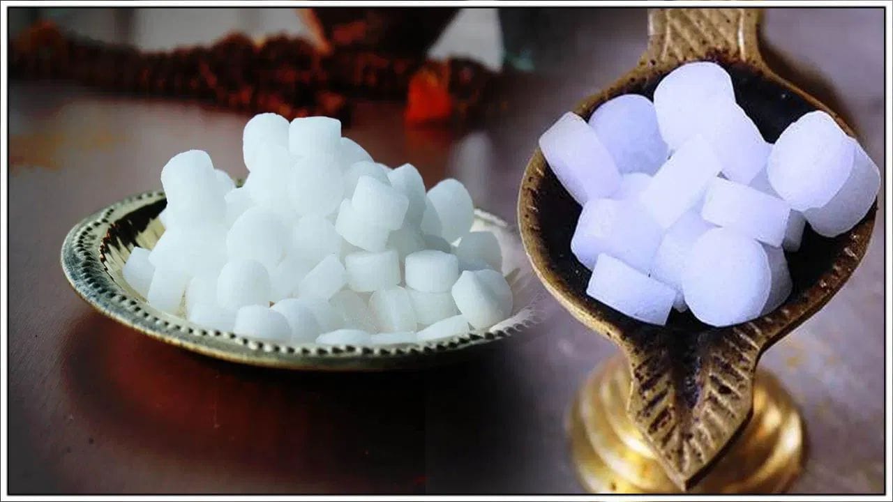 અસલી અને નકલી કપૂરના રંગમાં એ તફાવત હોય છે કે, જે 'કપૂર' નકલી હોય છે તેના રંગમાં થોડો લાલાશ પડતો ભૂરો કે પીળો રંગ જોવા મળે છે. બીજીબાજુ અસલી કપૂરનો રંગ એકદમ સફેદ હોય છે. જો તમે નકલી કપૂરને સળગાવો છો, તો તેનાથી તમને સ્વાસ્થ્ય સંબંધિત સમસ્યા પણ થઈ શકે છે. વધુમાં, તેના ધુમાડાથી શ્વાસ લેવામાં પણ તકલીફ થઈ શકે છે.