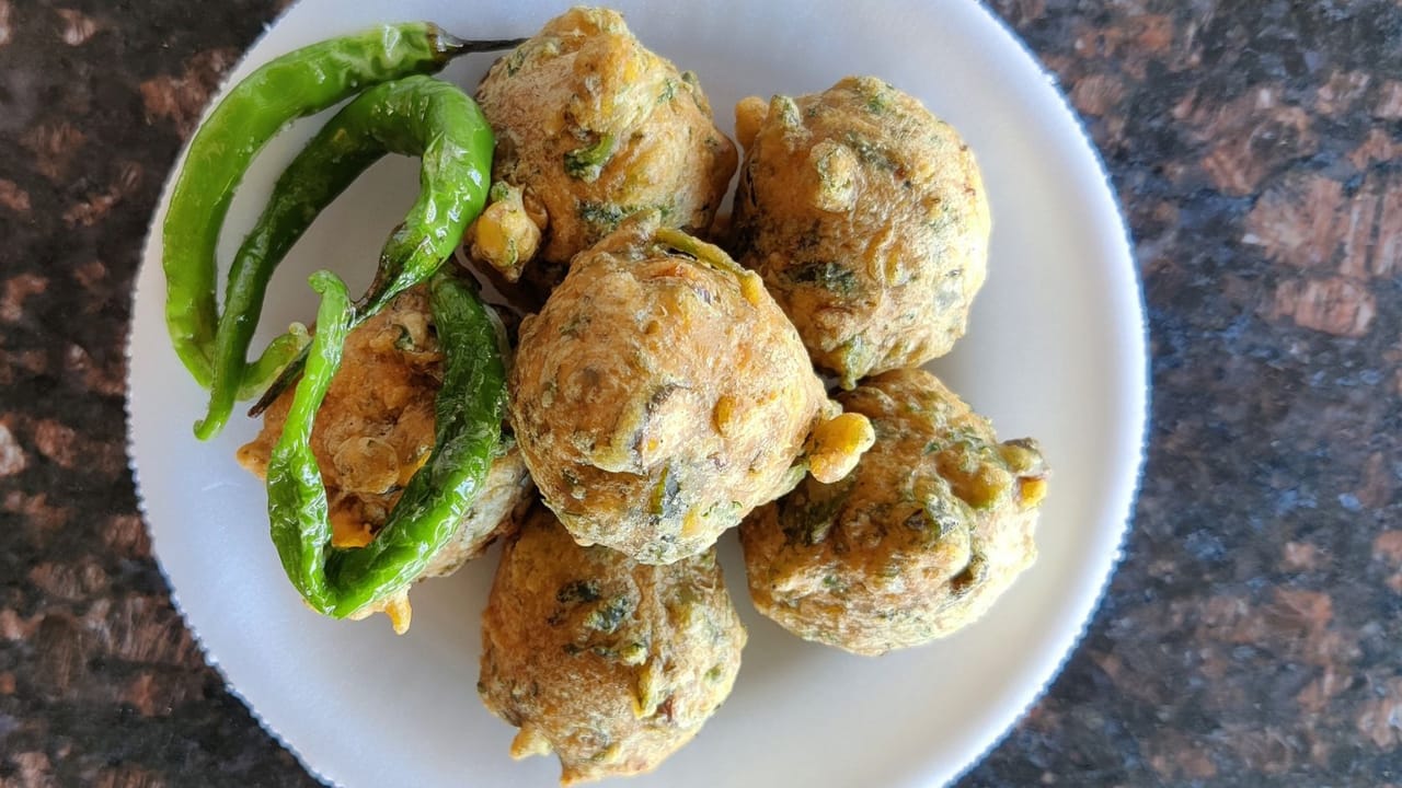 પરફેક્ટ કાઠિયાવાડી ભજીયા (ગોટા) બનાવવાની સંપૂર્ણ રીત: કાઠિયાવાડી ભજીયા જેને પ્રેમથી ગોટા પણ કહેવામાં આવે છે, તે ગુજરાતની એક લોકપ્રિય અને સ્વાદિષ્ટ વાનગી છે. ખાસ કરીને ચોમાસાની સિઝનમાં ગરમાગરમ ભજીયા અને સાથે ચટણીની જોડી દરેકને ગમે છે. આ રેસીપી તમને ગામડાઓમાં વાડીના કાર્યક્રમોમાં બને છે તેવા જ ફુલેલા, જાળીદાર અને સોફ્ટ ગોટા બનાવવાની વિગતવાર રીત શીખવશે. આ ભજીયાની વિશેષતા એ છે કે તે ઓછા મસાલા સાથે પણ અદભુત સ્વાદ આપે છે.