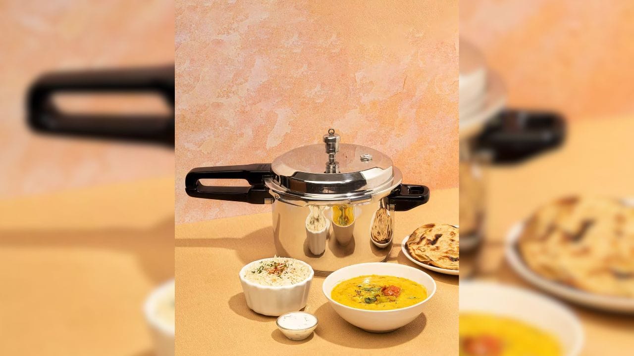 વિનેગરનો ઉપયોગ પણ ફાયદાકારક: જો સીટી પર કઠણ ડાઘ અથવા મિનરલના થર જમા થઈ ગયા હોય તો વિનેગર મદદરૂપ થઈ શકે છે. સમાન પ્રમાણમાં પાણી અને વિનેગર ભેળવી તેમાં સીટીને થોડી વાર પલાળી રાખો. ત્યારબાદ તેને સાફ પાણીથી ધોઈ સારી રીતે સૂકવી લો. આ ઉપાયથી જામી ગયેલી ગંદકી દૂર કરવામાં સરળતા રહે છે.