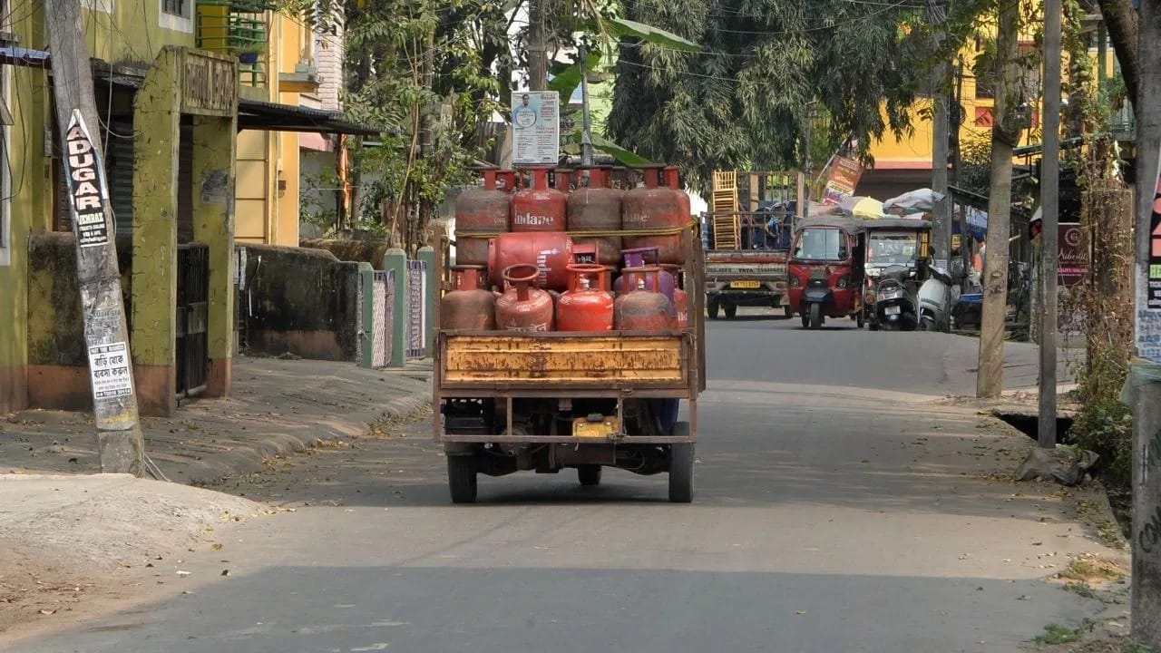 LPG Gas Cylinder Rules: LPG ગેસ સિલિન્ડરનો ઉપયોગ કરતા લાખો ગ્રાહકો માટે આ જાણકારી ખૂબ જ ઉપયોગી છે. ઘણી વખત સિલિન્ડર ચોરી થઈ જાય છે અથવા કોઈ કારણસર ખોવાઈ જાય છે. આવા સમયે ઘણા લોકોના મનમાં સવાલ થાય છે કે શું ગેસ કનેક્શન રદ થઈ જશે? શું ગેસ સપ્લાય બંધ થઈ જશે? અને શું તેના બદલામાં દંડ પણ ભરવો પડશે? ચાલો જાણીએ આ અંગેના નિયમો અને જરૂરી પ્રક્રિયા.