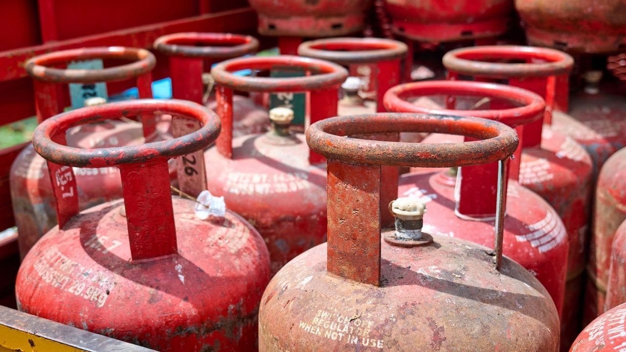 જો તમારો LPG સિલિન્ડર ખોવાઈ જાય અથવા ચોરાઈ જાય, તો માત્ર આ કારણસર તમારું ગેસ કનેક્શન રદ કરવામાં આવતું નથી. જોકે, ગેસ કંપની દ્વારા નક્કી કરેલી તમામ ઔપચારિકતાઓ પૂર્ણ કરવી જરૂરી હોય છે. જરૂરી દસ્તાવેજો અને માહિતી સમયસર સબમિટ કર્યા બાદ તમને નવું સિલિન્ડર મળી શકે છે.