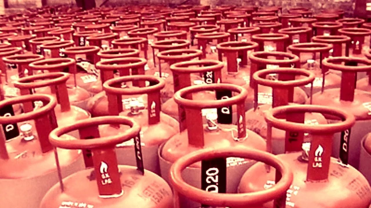 ભારત એલપીજી (LPG) ની ખરીદીને લઈને મોટો ફેરફાર કરવાની તૈયારી કરી રહ્યું છે. સરકારની યોજના છે કે, વર્ષ 2027 સુધીમાં દેશના કુલ LPG આયાતનો આશરે 25 ટકા હિસ્સો અમેરિકા પાસેથી ખરીદવામાં આવે. આ પગલાં પાછળ સરકારનો હેતુ માત્ર ગેસ ખરીદવાનો નથી પરંતુ સપ્લાયને સુરક્ષિત બનાવવાનો અને કોઈ એક ક્ષેત્ર પર નિર્ભરતા ઘટાડવાનો પણ છે.