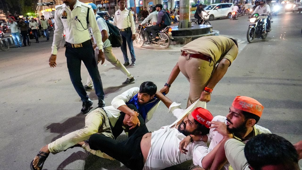 કલમ 19 (1)(બી) નાગરિકોને શાંતિપૂર્ણ રીતે અને હથિયારો વિના ભેગા થવાનો અધિકાર આપે છે.કલમ 19 (1)(સી) નાગરિકોને સંગઠનો, યુનિયનો અને સહકારી મંડળીઓ બનાવવાનો અધિકાર આપે છે.કલમ 19(1)(ડી) નાગરિકોને ભારતના સમગ્ર પ્રદેશમાં મુક્તપણે ફરવાનો અધિકાર આપે છે.કલમ 19(1)(ઇ) નાગરિકોને ભારતના પ્રદેશના કોઈપણ ભાગમાં સ્થાયી થવા અને રહેવાનો અધિકાર આપે છે.કલમ 19(1)(જી) નાગરિકોને કોઈપણ વ્યવસાય, વેપાર અથવા વ્યવસાય કરવાનો અધિકાર આપે છે.