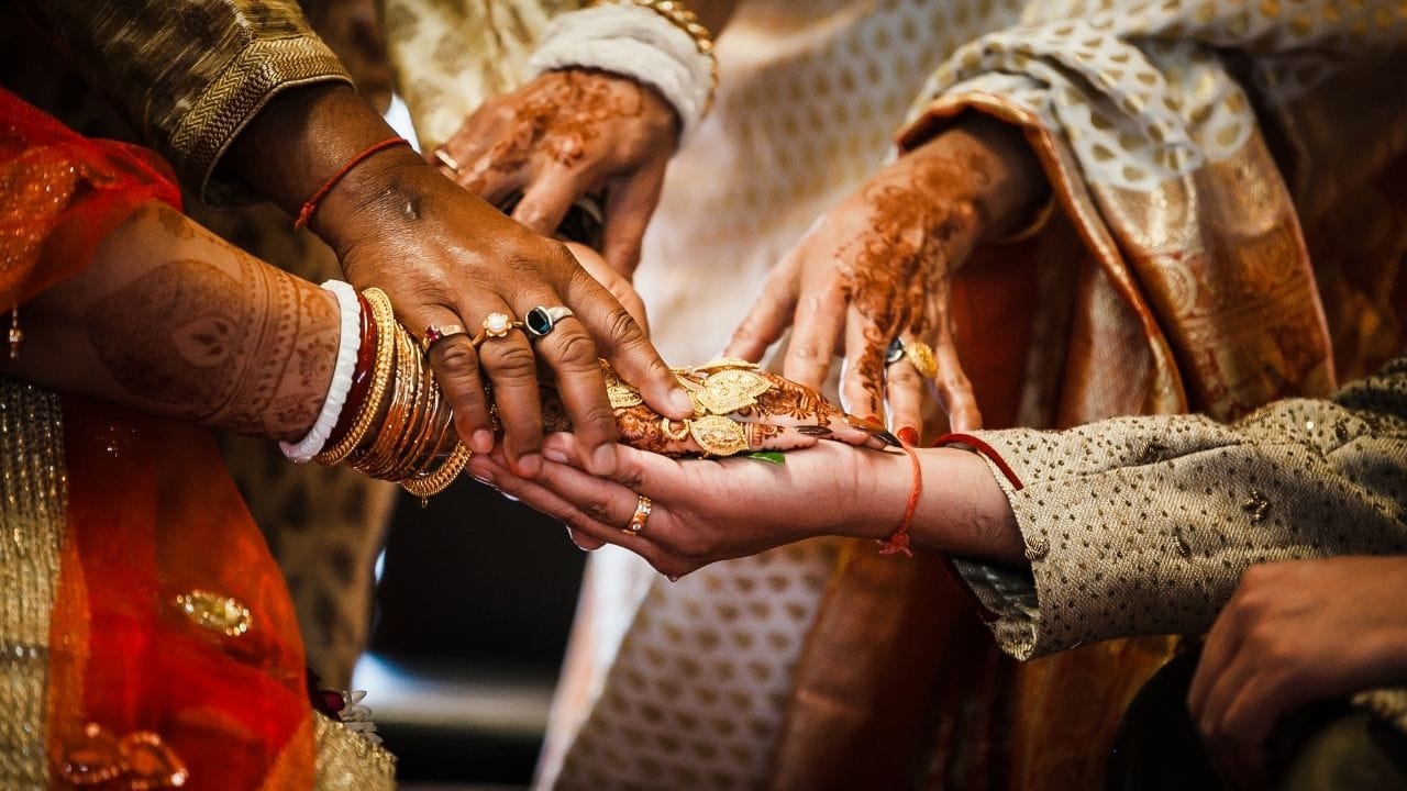 આ નિર્ણયમાં ગત્ત નવેમ્બર મહિનામાં ફેમિલી કોર્ટના એક આદેશને રદ કરતી વખતે સામે આવ્યો છે. ફેમિલી કોર્ટે બ્રિટેનમાં રહેનાર કૌશલ સોનારની અપીલને રદ કરી હતી. તેમણે પોતાના કથિત લગ્નને અમાન્ય જાહેર કરવાની માંગ કરી હતી. જસ્ટિસ ઈલેશ વોરા અને જસ્ટિશ આર.ટી.વાછાણીની બેન્ચે સ્પષ્ટ કહ્યું કે, સાત ફેરા જેવી પરંપરાગત વિધિઓ હિન્દુ લગ્નનો મુળ આધાર છે.