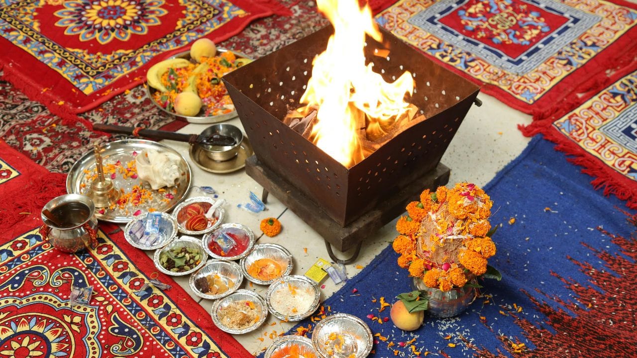 જેમાં કહેવામાં આવ્યું કે, હિન્દુ લગ્નને પુરા અને કાયદેસર બનાવવા માટે પારંપારિક વિધિ અને સમારોહ જરુરી છે. કોર્ટે કહ્યું કે, આ મામલે કોઈ પણ વિધિ કે, સમારોહ આયોજિત કરવામાં આવ્યો ન હતો. તેથી, હિન્દુ લગ્નની મૂળભૂત આવશ્યકતાઓ પૂર્ણ કરવામાં આવી ન હતી. તેથી, લગ્ન માન્ય નથી.