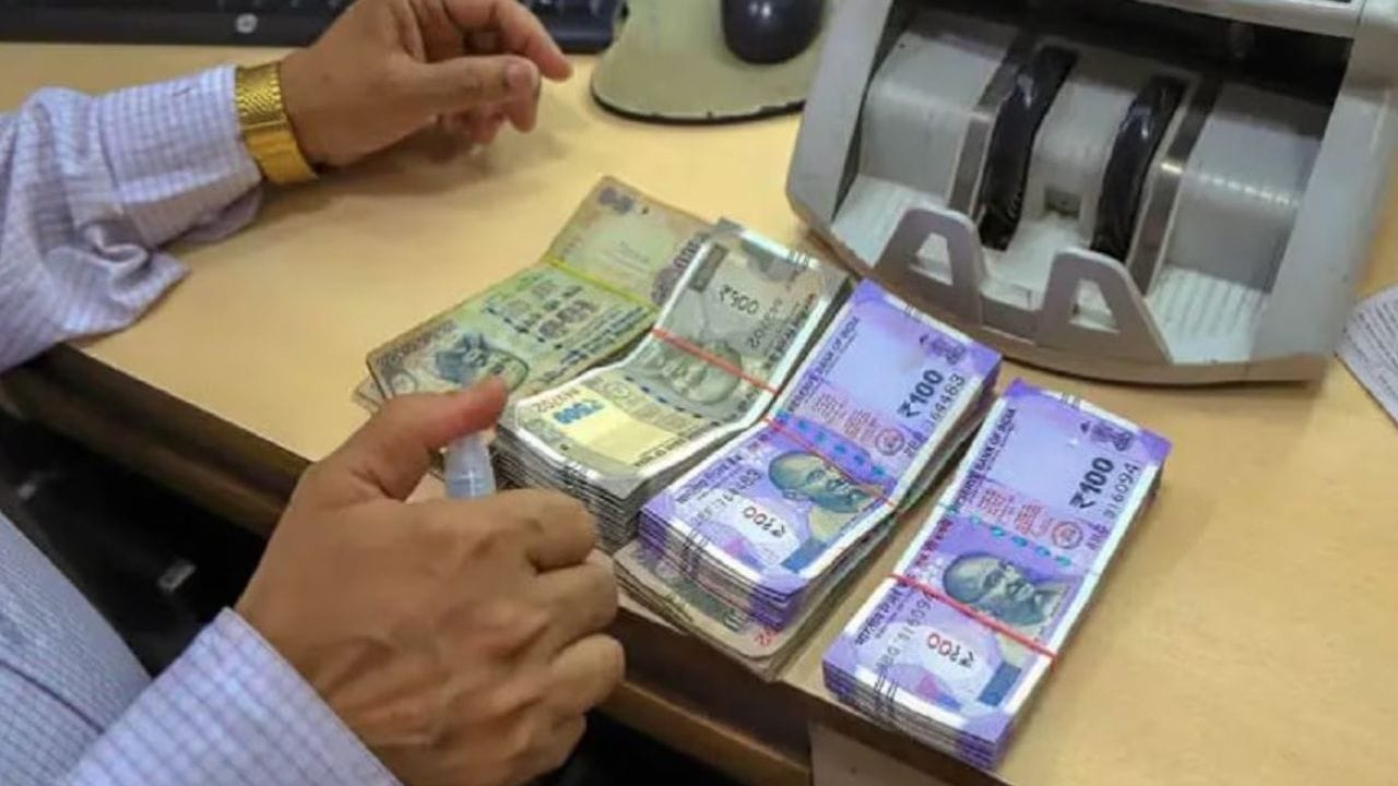 આ ઉદાહરણથી સમજો : ધારો કે તમે બચત ખાતામાં ₹10 લાખ રાખો છો જેના પર વાર્ષિક 2.5% વ્યાજ મળે છે. 10 વર્ષ પછી, આ રકમ વધીને આશરે ₹12.8 લાખ થશે. જો કે, જો આ સમયગાળા દરમિયાન ફુગાવો વાર્ષિક 6% ના દરે ચાલે છે, તો તમારે તમારી વર્તમાન જીવનશૈલી જાળવવા માટે લગભગ ₹17.9 લાખની જરૂર પડશે. આનો અર્થ એ છે કે તમારી બચતમાં આશરે ₹5 લાખનો ઘટાડો થશે.