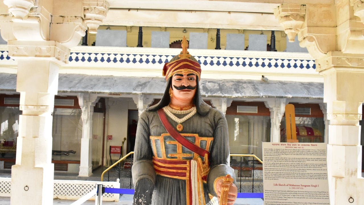 પછીના સમયમાં ગેહલોત વંશની એક શાખા મેવાડના સિસોદા ગામમાં વસવા લાગી. આ શાખા આગળ જઈને સિસોદિયા તરીકે ઓળખાઈ. એટલે કે, પ્રસિદ્ધ સિસોદિયા રાજવંશ મૂળ ગેહલોત વંશની જ એક શાખા માનવામાં આવે છે. મેવાડના અનેક મહાન રાજાઓ, જેમ કે Maharana Kumbha, Maharana Sanga અને Maharana Pratap, આ જ પરંપરાના શાસકો હતા. ખાસ કરીને મહારાણા પ્રતાપે સ્વાભિમાન અને સ્વતંત્રતા માટે કરેલો સંઘર્ષ ભારતીય ઇતિહાસમાં અમર બની ગયો છે.