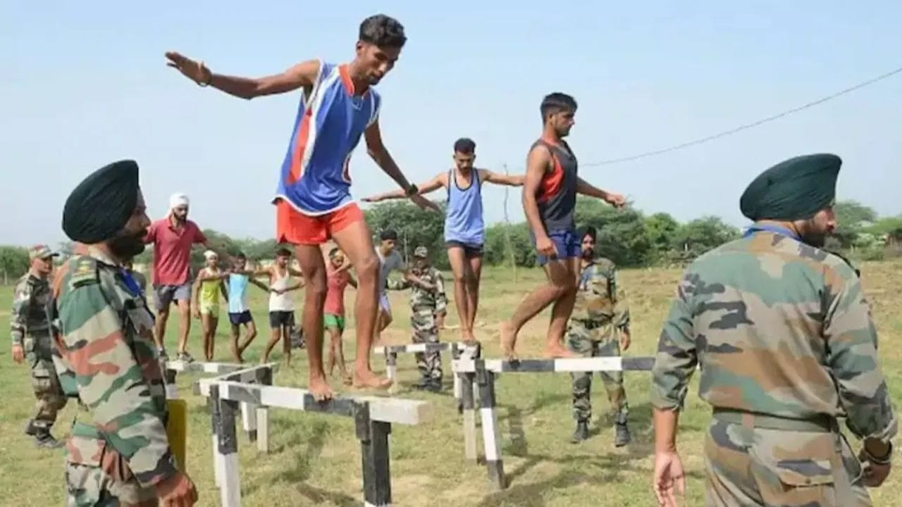 અહેવાલો અનુસાર, ભારતીય નૌસેનાએ (નેવી) સૌથી વધુ 75 ટકા સુધીના અગ્નિવીરોને કાયમી સેવામાં રાખવાનો પ્રસ્તાવ આપ્યો છે. જ્યારે આર્મી (ભૂમિસેના) અને એરફોર્સ (વાયુસેના) આ મર્યાદાને વધારીને આશરે 50 ટકા કરવાના પક્ષમાં છે. જો કે, આ દરખાસ્ત પર સરકાર તરફથી હજુ કોઈ અંતિમ નિર્ણય લેવાયો નથી.
