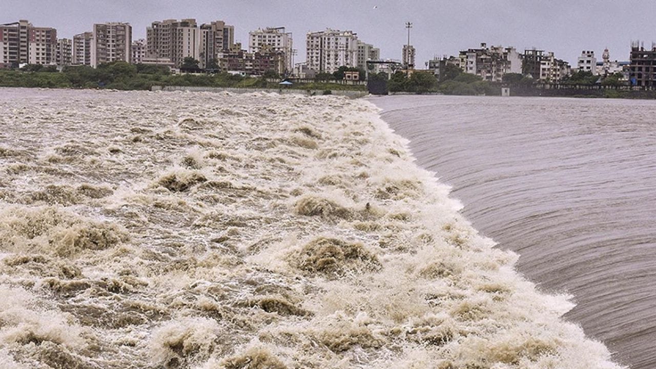 બિહાર, ઝારખંડ, ઓડિશા અને પશ્ચિમ બંગાળમાં આગામી દિવસોમાં સતત વરસાદ પડી શકે છે. હવામાન વિભાગે પશ્ચિમ બંગાળ અને ઝારખંડના કેટલાક જિલ્લાઓમાં આગામી 24 કલાક દરમિયાન ફ્લેશ ફ્લડનું જોખમ વ્યક્ત કર્યું છે. નીચાણવાળા વિસ્તારોમાં પાણી ભરાવા, રસ્તાઓ બંધ થવા અને વાહન વ્યવહાર પ્રભાવિત થવાની શક્યતા પણ દર્શાવવામાં આવી છે.