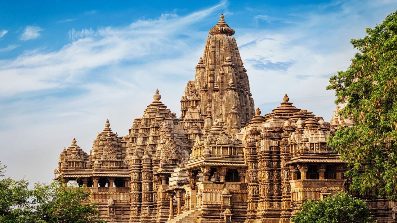 મંદિરમાં વાગતો ઘંટ માત્ર અવાજ પેદા કરવાનું સાધન નથી માનવામાં આવતો. હિંદુ પરંપરામાં તેને શુભતા, એકાગ્રતા અને ભક્તિના પ્રતીક તરીકે જોવામાં આવે છે. એવી માન્યતા છે કે ઘંટનો નાદ મનને શાંત કરે છે અને પ્રાર્થના દરમિયાન ભક્તની ઉપસ્થિતિ ઈશ્વર સુધી પહોંચાડે છે.