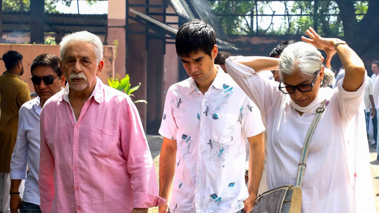 પાકિસ્તાનના તેમના સંબંધીઓમાં અભિનેતા-દિગ્દર્શક સૈયદ કમાલ, શાહ મહબૂબ આલમ, ભૂતપૂર્વ સંયુક્ત નિર્દેશક અને સિંધ અને બલુચિસ્તાનમાં પાકિસ્તાનના ગુપ્તચર બ્યુરોના વડા અને ક્રિકેટર ઓવૈસ શાહનો સમાવેશ થાય છે.