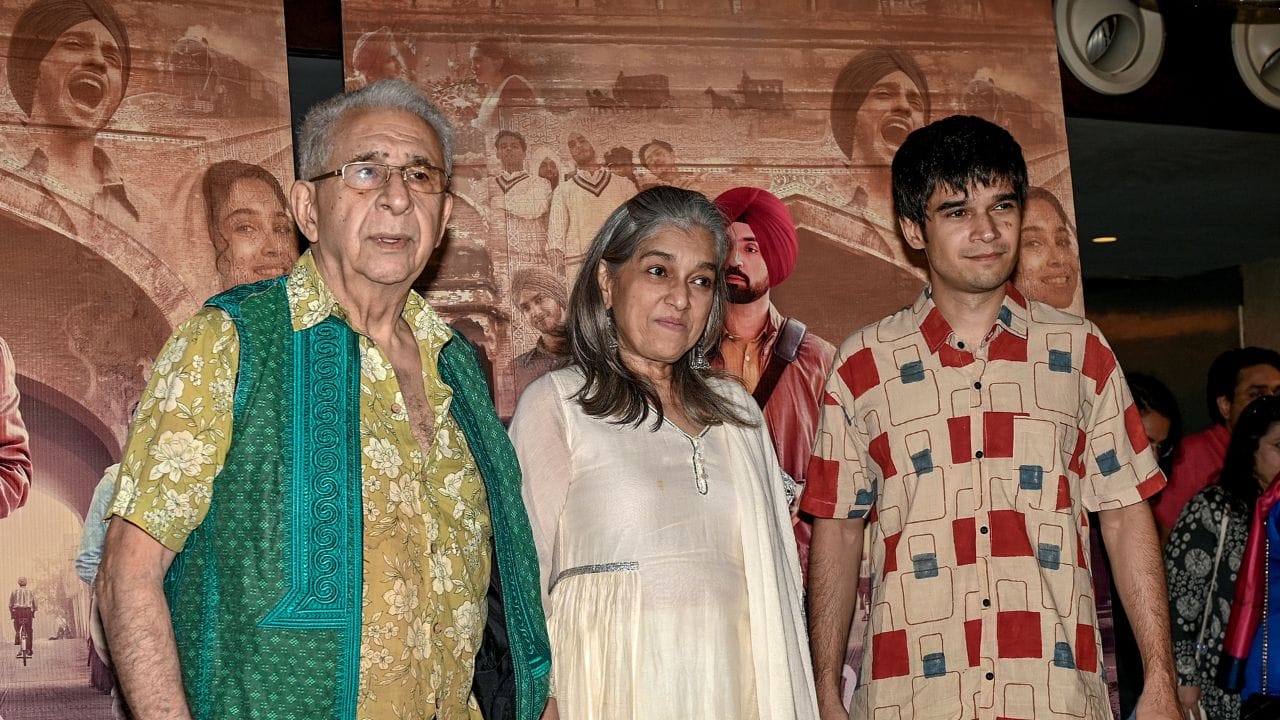 તેમના મોટા ભાઈ, લેફ્ટનન્ટ જનરલ ઝમીરુદ્દીન શાહ (નિવૃત્ત) પીવીએસએમ, એસએમ, વીએસએમ, ની લશ્કરી કારકિર્દી ખૂબ જ સારી રહી હતી,