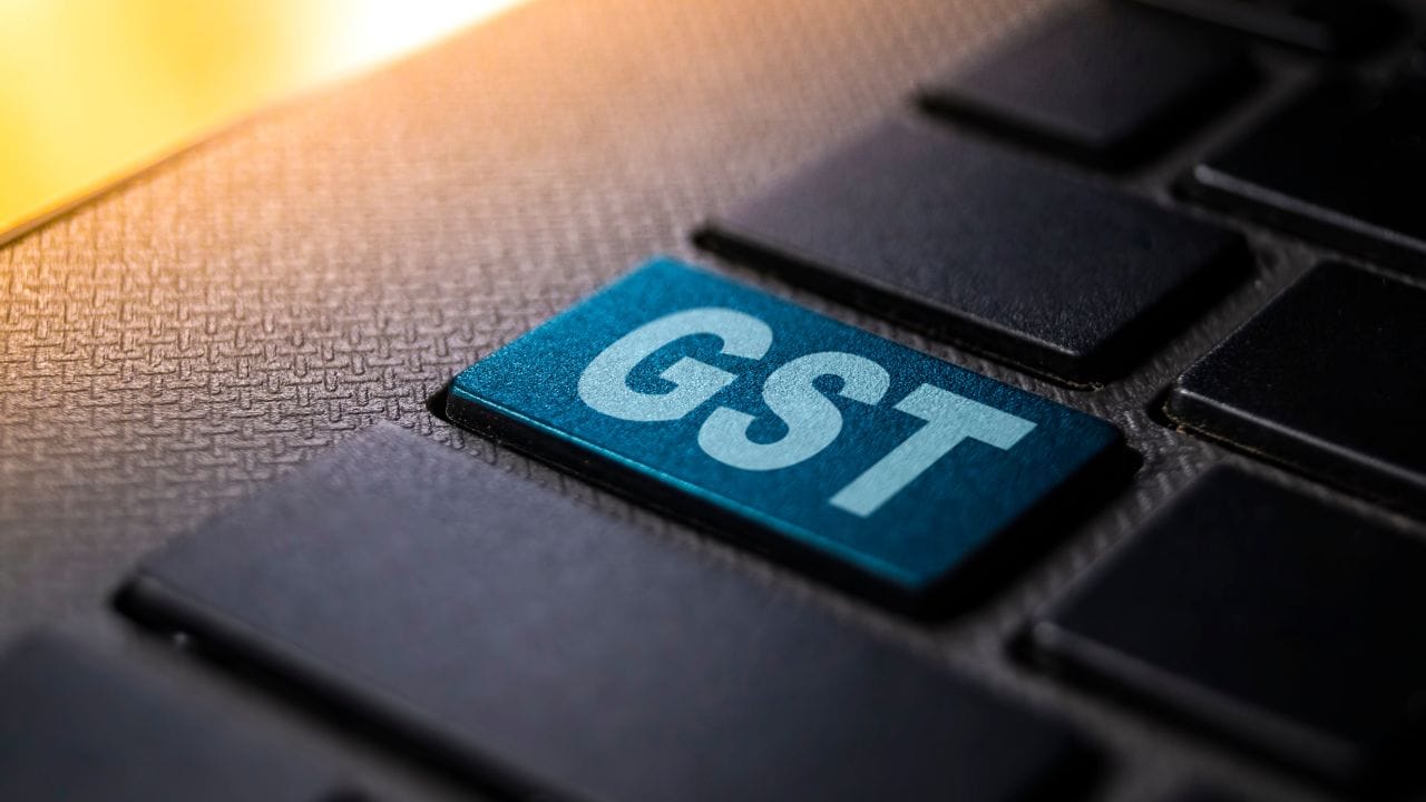 બીજી તરફ, 1 ઓગસ્ટથી GST નેટવર્ક ઇ-વે બિલ સંબંધિત નિયમો વધુ કડક બનાવી રહ્યું છે. હવે 'બિલ-ટુ/શિપ-ટુ' ટ્રાન્ઝેક્શનમાં 'શિપ-ટુ' પક્ષનો GSTIN આપવો ફરજિયાત રહેશે. ઉપરાંત, એકવાર ઇન્વોઇસ રેફરન્સ નંબર (IRN) જનરેટ થઈ ગયા બાદ તેમાં કોઈપણ પ્રકારનો ફેરફાર કરી શકાશે નહીં. 1 ઓગસ્ટથી અમલમાં આવનારા આ તમામ ફેરફારોની સીધી અસર ઘરખર્ચ, લોન, રોકાણ, બેંકિંગ અને ટેક્સ સંબંધિત આયોજન પર પડશે. તેથી સમયસર જરૂરી માહિતી મેળવી અને નાણાકીય આયોજન કરવું દરેક માટે મહત્વપૂર્ણ રહેશે.