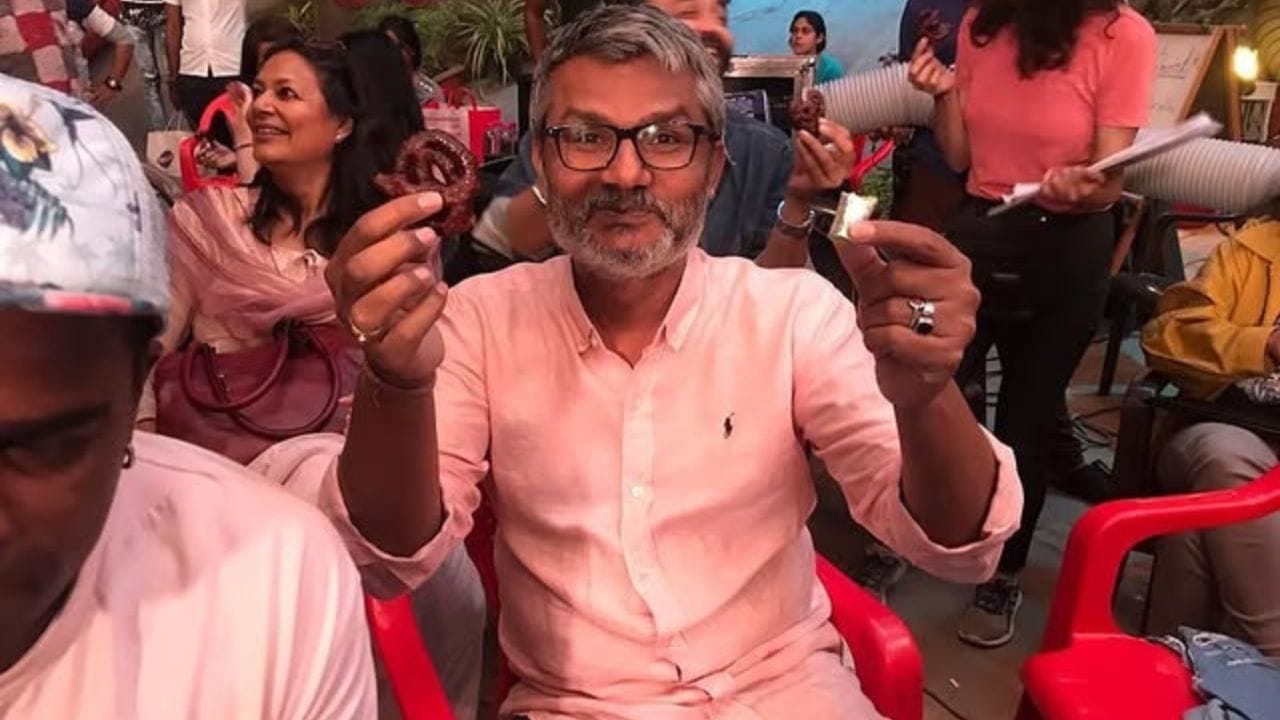 નિતેશ તિવારી ફિલ્મ "રામાયણ" માટે ચર્ચામાં છે. રણબીર કપૂર ભગવાન રામની ભૂમિકા ભજવે છે, સાઈ પલ્લવી સીતાની ભૂમિકા ભજવે છે, અને યશ રાવણની ભૂમિકા ભજવે છે. ફિલ્મનું ટ્રેલર રિલીઝ થઈ ગયું છે, અને ખુબ પ્રશંસા મળી રહી છે. ચાલો ફિલ્મના દિગ્દર્શક નિતેશ તિવારી પર એક નજર કરીએ.
