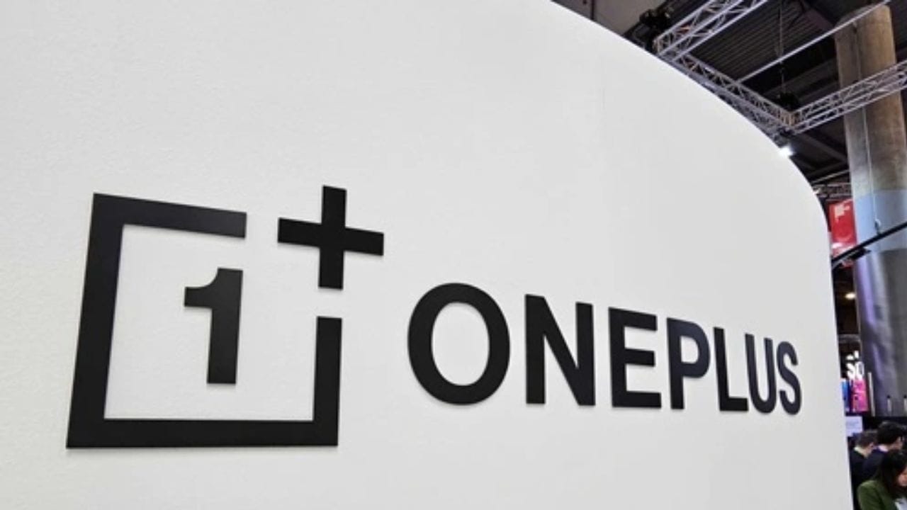 શું OnePlus સંપૂર્ણપણે બંધ થઈ જશે? : હાલના અહેવાલો સૂચવે છે કે કંપની ફક્ત ચીની બજાર પર ધ્યાન કેન્દ્રિત કરવા માટે ચોક્કસ બજારોમાંથી બહાર નીકળી રહી છે. આનો અર્થ એ છે કે કંપની સંપૂર્ણપણે બંધ થઈ રહી નથી; તે અસ્તિત્વમાં રહેશે. વધુમાં, Oppo-OnePlus ની પેરેન્ટ કંપની ખાતે કામગીરી હંમેશની જેમ ચાલુ રહેશે. ઘણા પ્રદેશોમાં, OnePlus વેબસાઇટ ગ્રાહકોને Oppo ઉત્પાદનો તરફ રીડાયરેક્ટ કરી રહી છે, જે સૂચવે છે કે OnePlus ના બહાર નીકળ્યા પછી Oppo તે બજારોમાં હાજરી જાળવી રાખશે. કંપની બંધ થવા પાછળ અનેક કારણો છે જેમાં OnePlus તેની પેરેંટ કંપનીને રીસ્ટ્રક્ચર કરવા માટે આ સાથે સોફ્ટવેરમાં બદલાવ અને રિટેલ અને રિટેલ અને ઓફલાઈ સ્ટોરના વિવાદને લઈને પણ બંધ થઈ રહી હોવાની પ્રાથમિક માહિતી છે.
