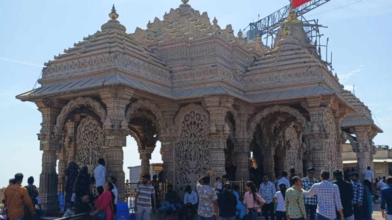 પાવાગઢ મંદિર તરફ જતો પગપાળા માર્ગ તેમજ આસપાસના ડુંગરાળ વિસ્તારો ભારે વરસાદ દરમિયાન વધુ જોખમી બની શકે છે. સતત વરસાદને કારણે રસ્તાઓ લપસણા બનવાની, પાણીનો પ્રવાહ વધવાની અને અકસ્માતની શક્યતા રહેતી હોવાથી ટ્રસ્ટે અનાવશ્યક મુસાફરી ન કરવા વિનંતી કરી છે. ખાસ કરીને વૃદ્ધો, બાળકો અને પરિવાર સાથે આવતા ભક્તોએ વધુ સાવચેતી રાખવાની સલાહ આપવામાં આવી છે.