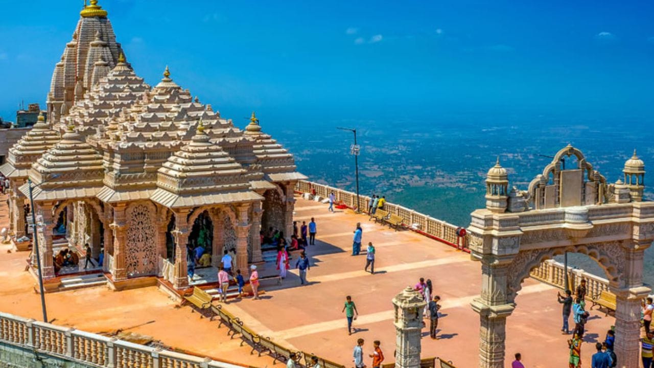હવામાન વિભાગે પંચમહાલ, વડોદરા સહિત રાજ્યના અનેક જિલ્લાઓમાં ભારેથી અતિભારે વરસાદની આગાહી વ્યક્ત કરી છે. આ આગાહીને ધ્યાનમાં રાખીને સ્થાનિક તંત્ર અને મંદિર ટ્રસ્ટ બંને સતર્ક બન્યા છે. વરસાદની સ્થિતિને ધ્યાનમાં રાખી જરૂરી સુરક્ષા વ્યવસ્થાઓ પણ મજબૂત કરવામાં આવી રહી છે.