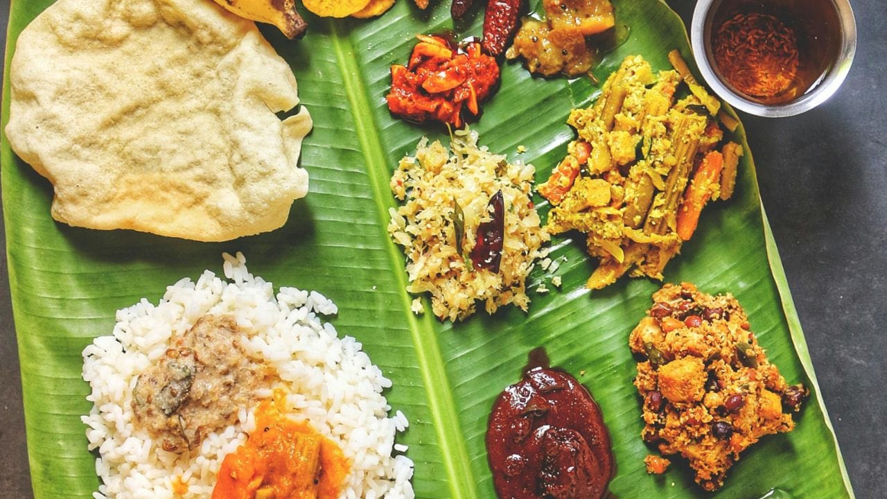 ભારતના વિવિધ રાજ્યોમાં ખાણી-પીણી સાથે જોડાયેલી અનેક પરંપરાઓ જોવા મળે છે. તેમાં દક્ષિણ ભારતની એક ખાસ પરંપરા છે, જેમાં લગ્ન, ધાર્મિક કાર્યક્રમો, મંદિરમાં પ્રસાદ તેમજ અન્ય શુભ પ્રસંગોએ ભોજન કેળાના પાન પર પીરસવામાં આવે છે.